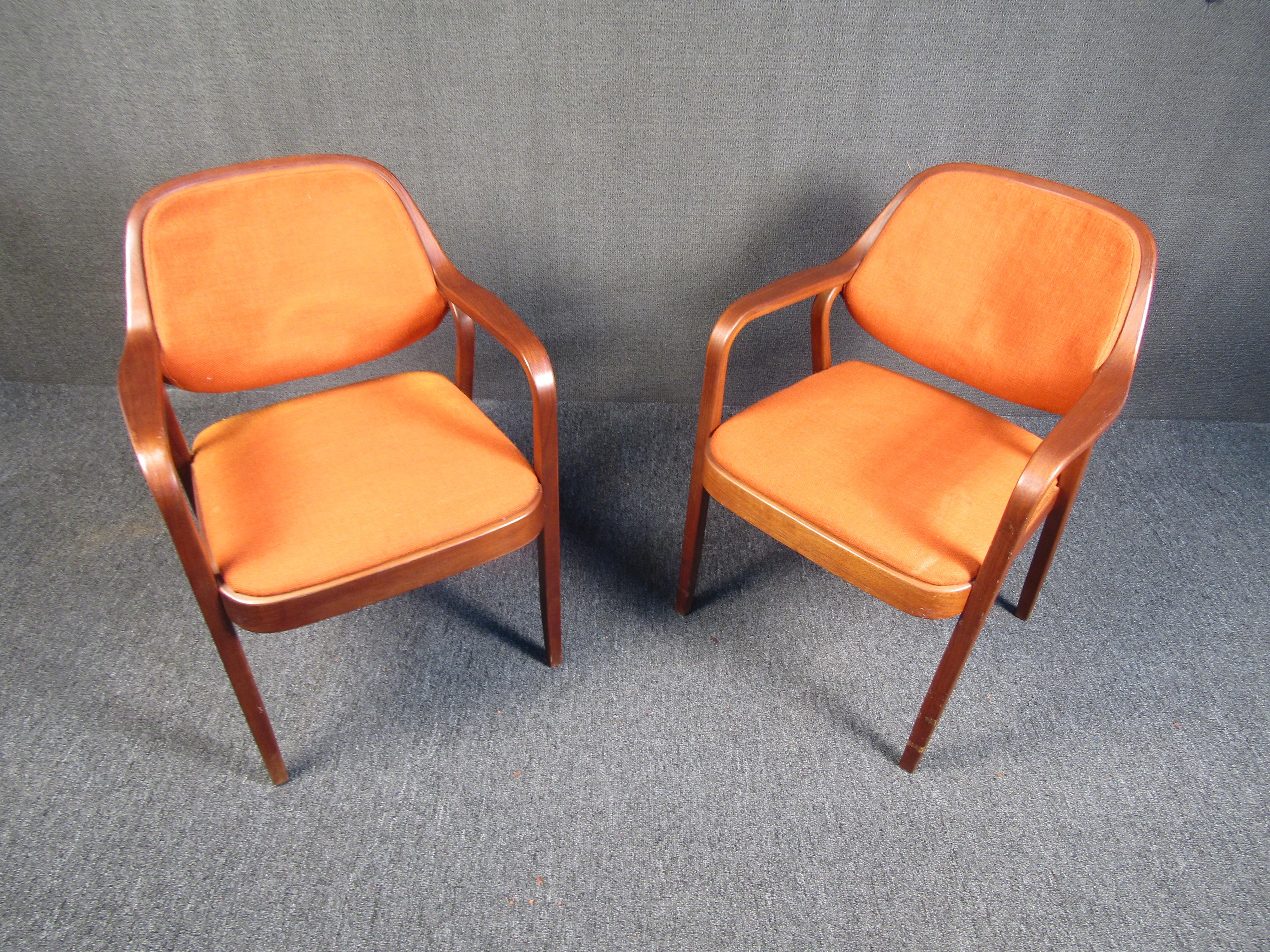 Mid-Century Modern Pair of Midcentury Walnut Armchairs by Knoll For Sale