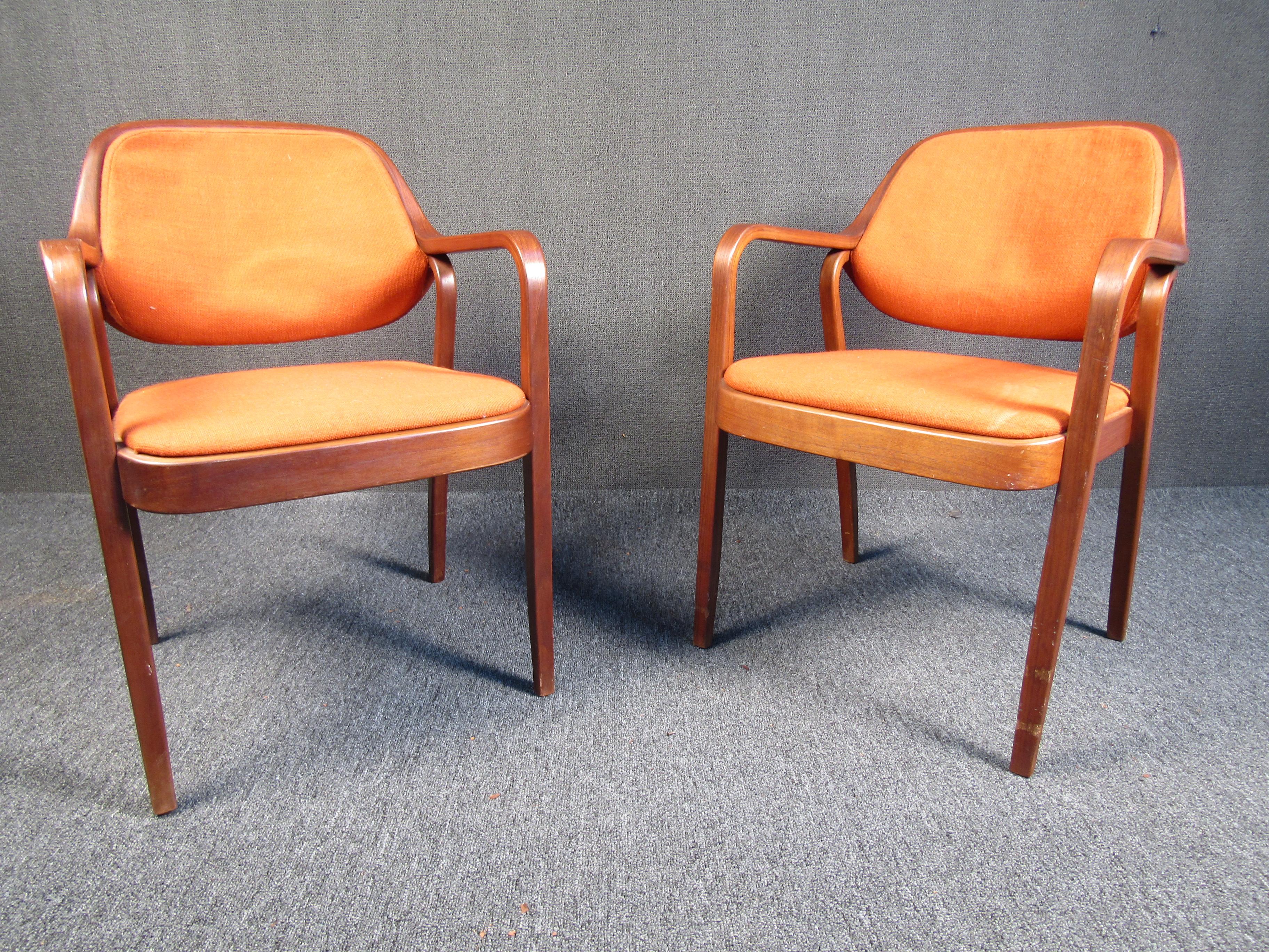 American Pair of Midcentury Walnut Armchairs by Knoll For Sale