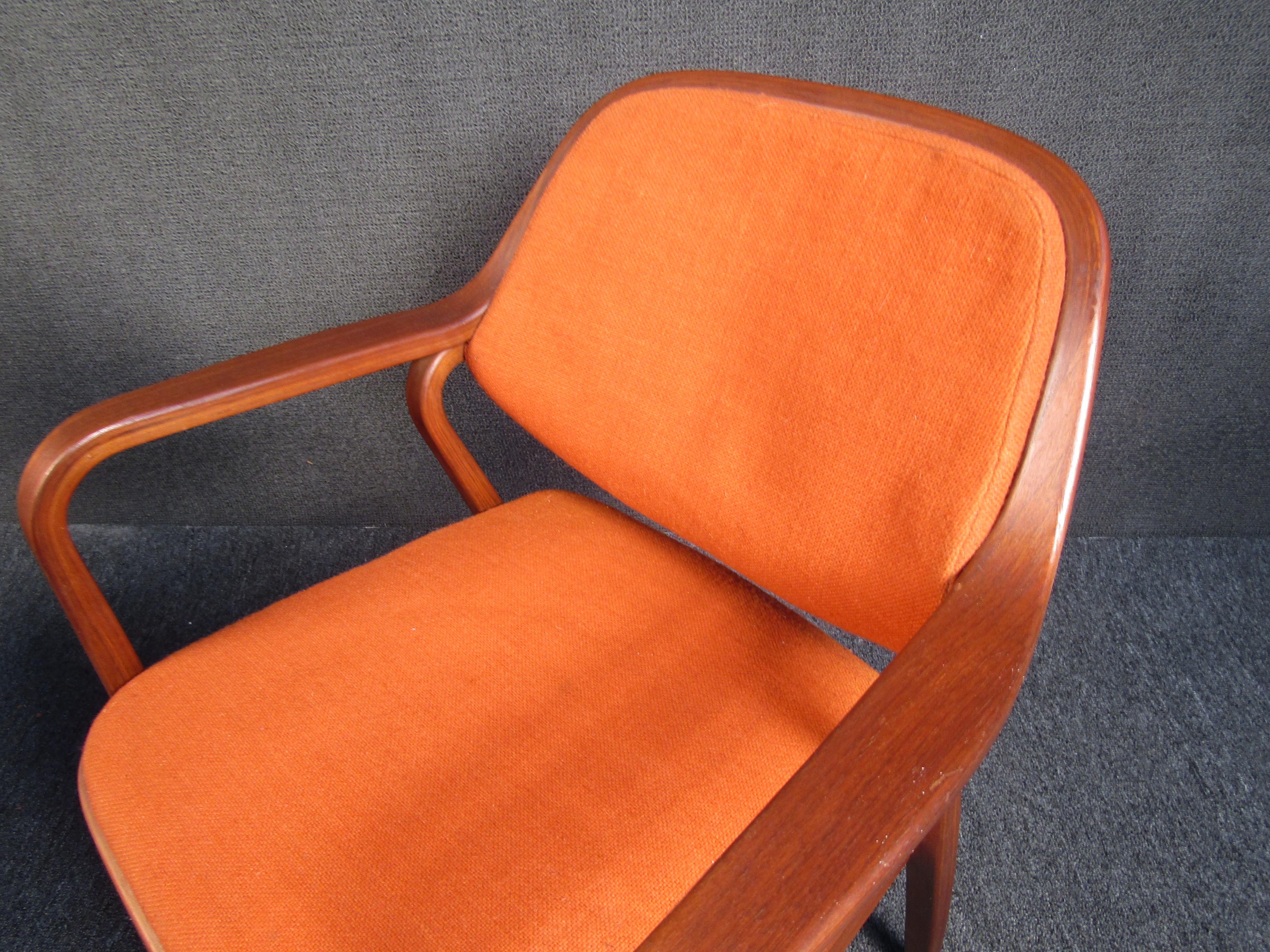 20th Century Pair of Midcentury Walnut Armchairs by Knoll For Sale