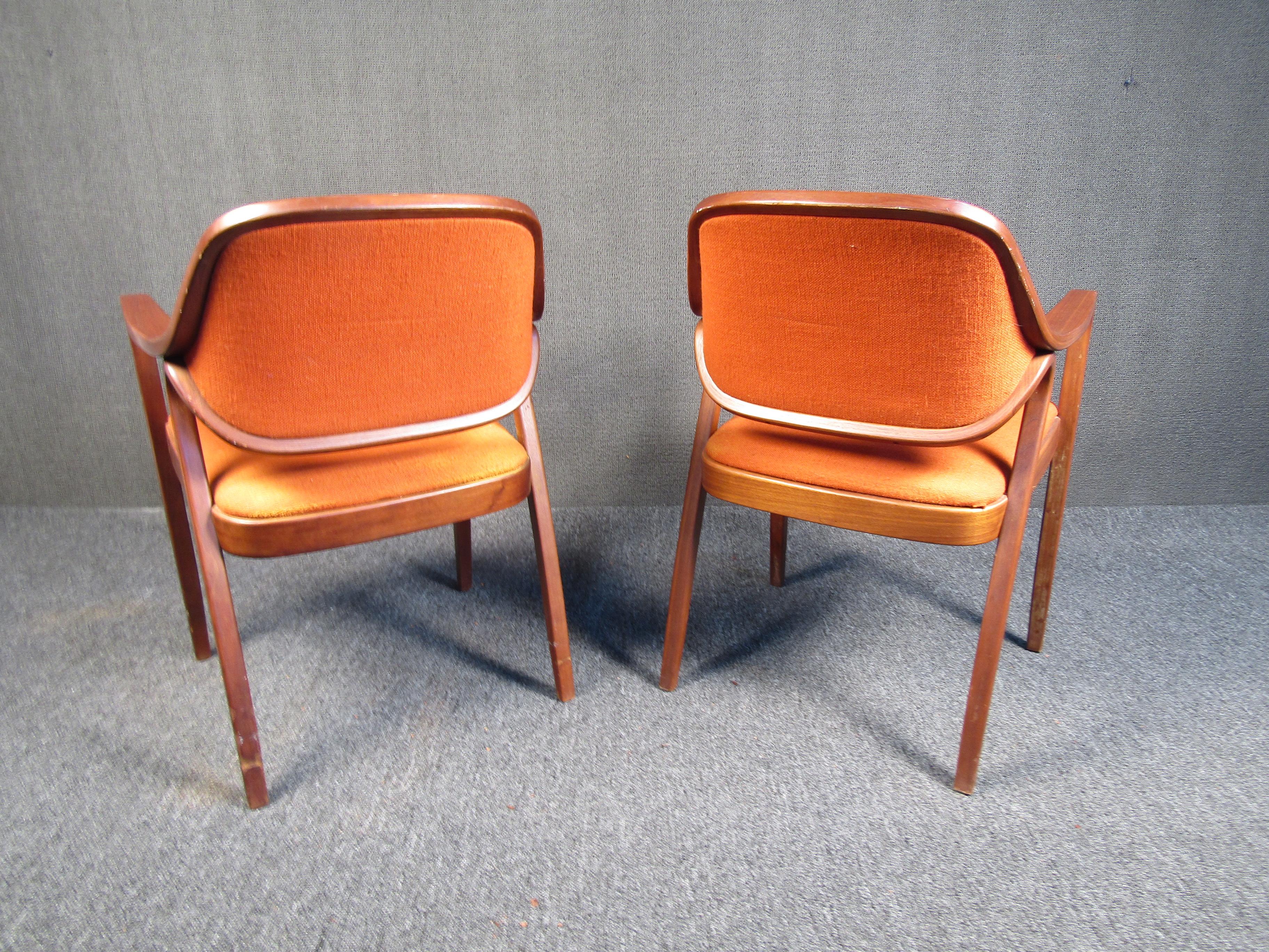 Pair of Midcentury Walnut Armchairs by Knoll For Sale 1