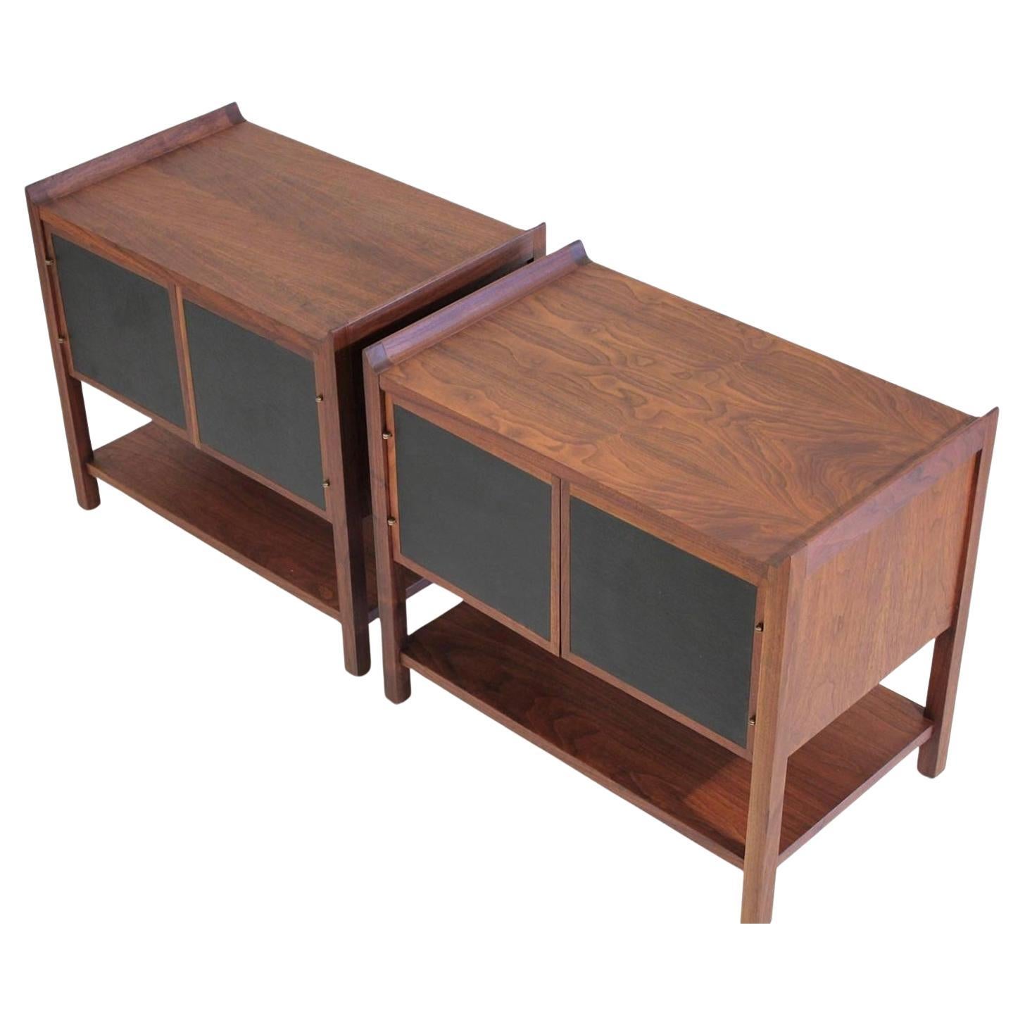 Pareja de mesillas de noche de nogal con puerta de armario de mediados de siglo, de Jack Cartwright para Founders. Mesilla de noche Jack Cartwright para Fundador Mesa de noche moderna de mediados de siglo con detalles en negro. Fabricado en EE.UU.