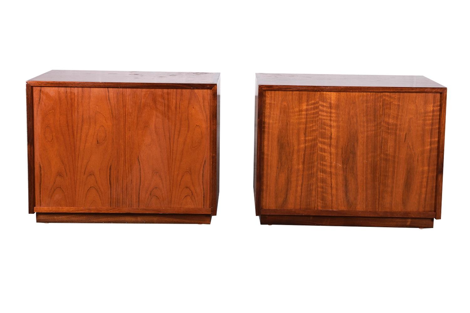 Pair Mid Century Walnut Nightstands Cabinets Attributed to Jack Cartwright For Sale 3