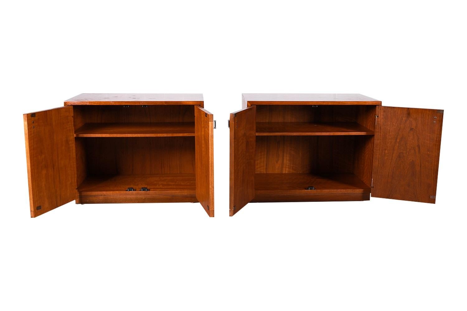 Handsome, richly grained walnut Mid-Century Modern nightstands or end tables, attributed to Jack Cartwright for Founders Furniture Company. USA circa 1970’s. Expertly crafted, these absolute jewels remain in clean vintage condition. Each features a