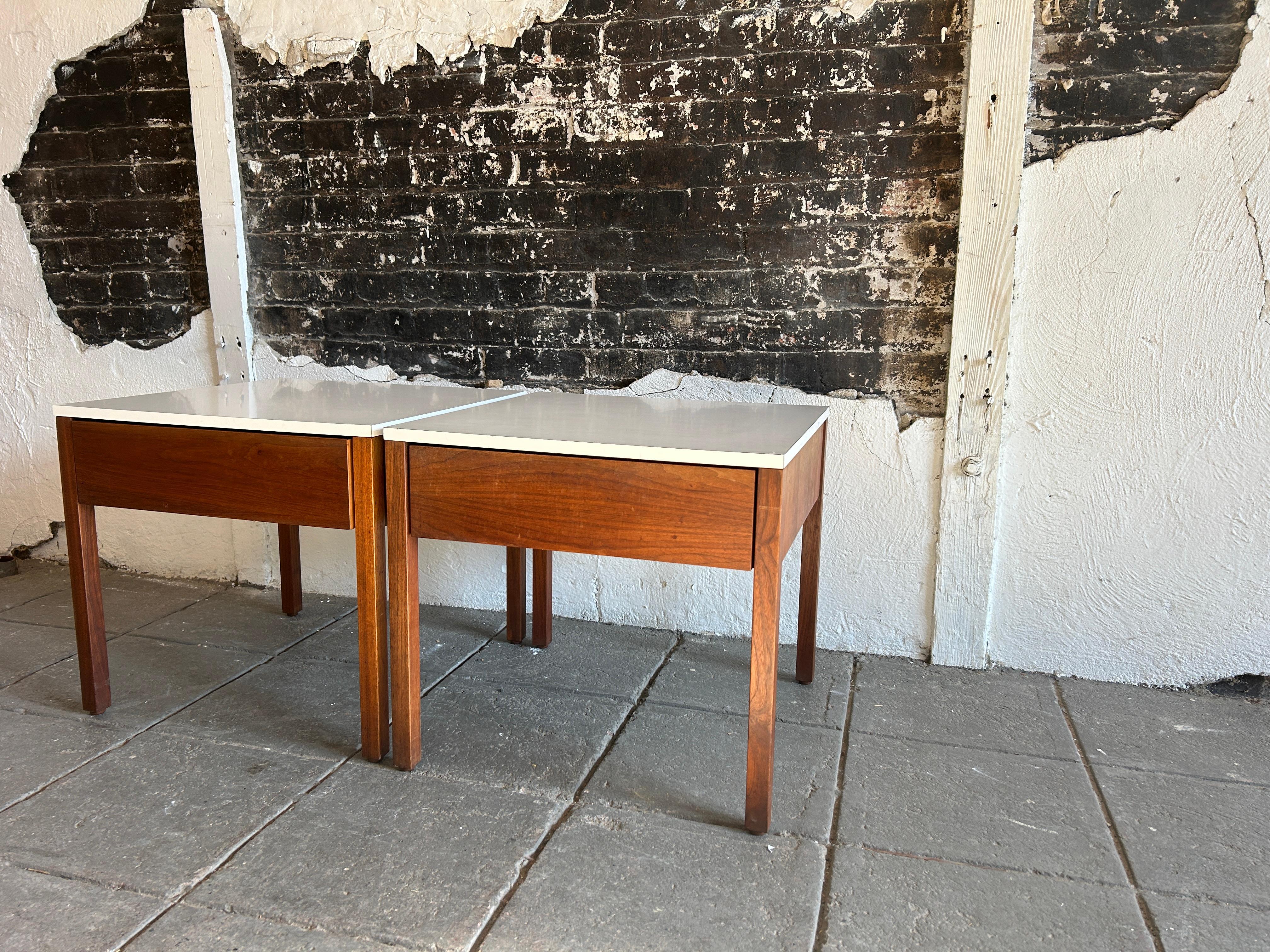 Paire de tables de nuit du milieu du siècle dernier avec plateau en stratifié blanc par Florence Knoll en vente 2