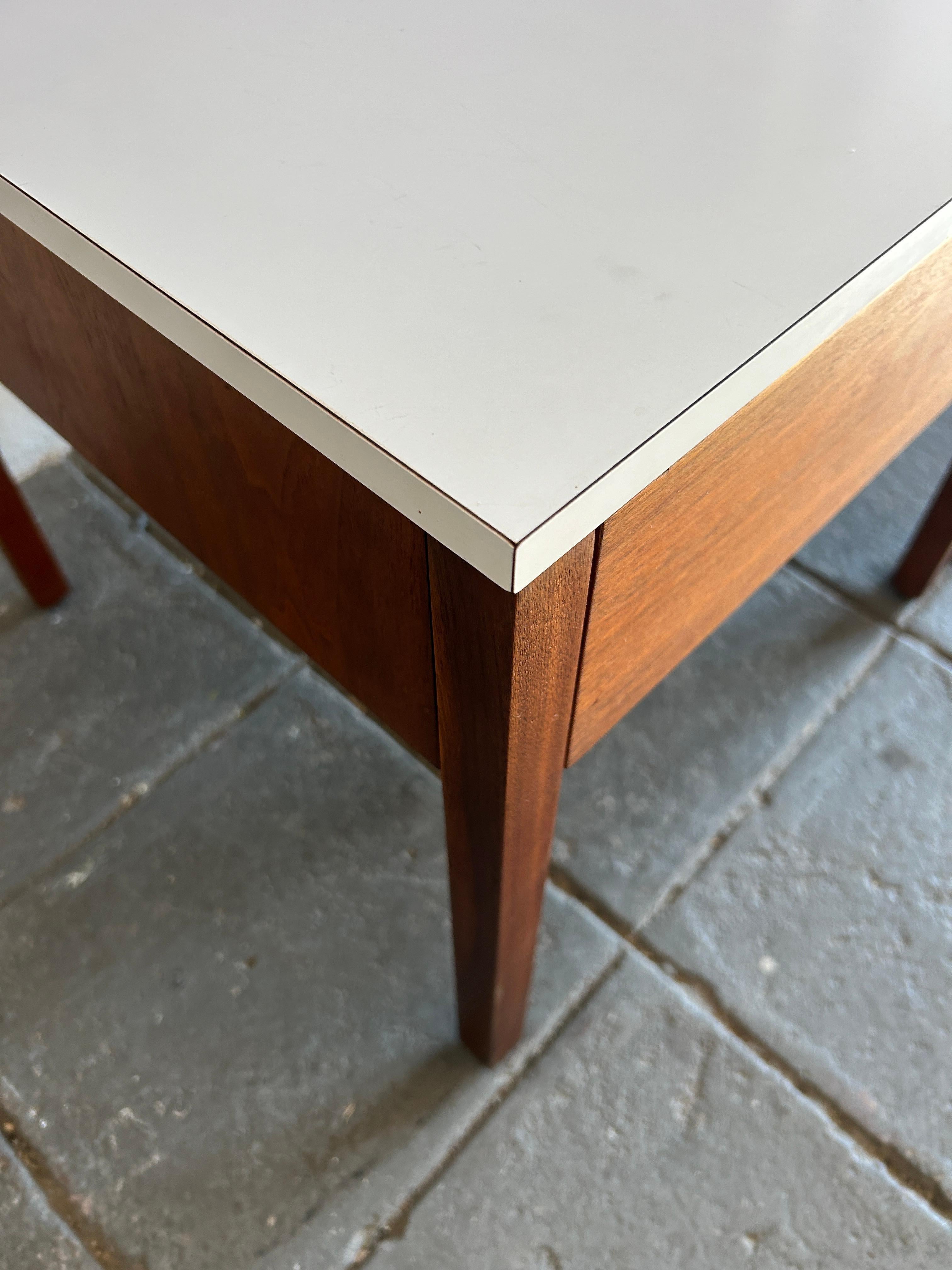 Ein Paar Nachttische aus Nussbaumholz mit weißer Laminatplatte aus der Mitte des Jahrhunderts von Florence Knoll (Holzarbeit)