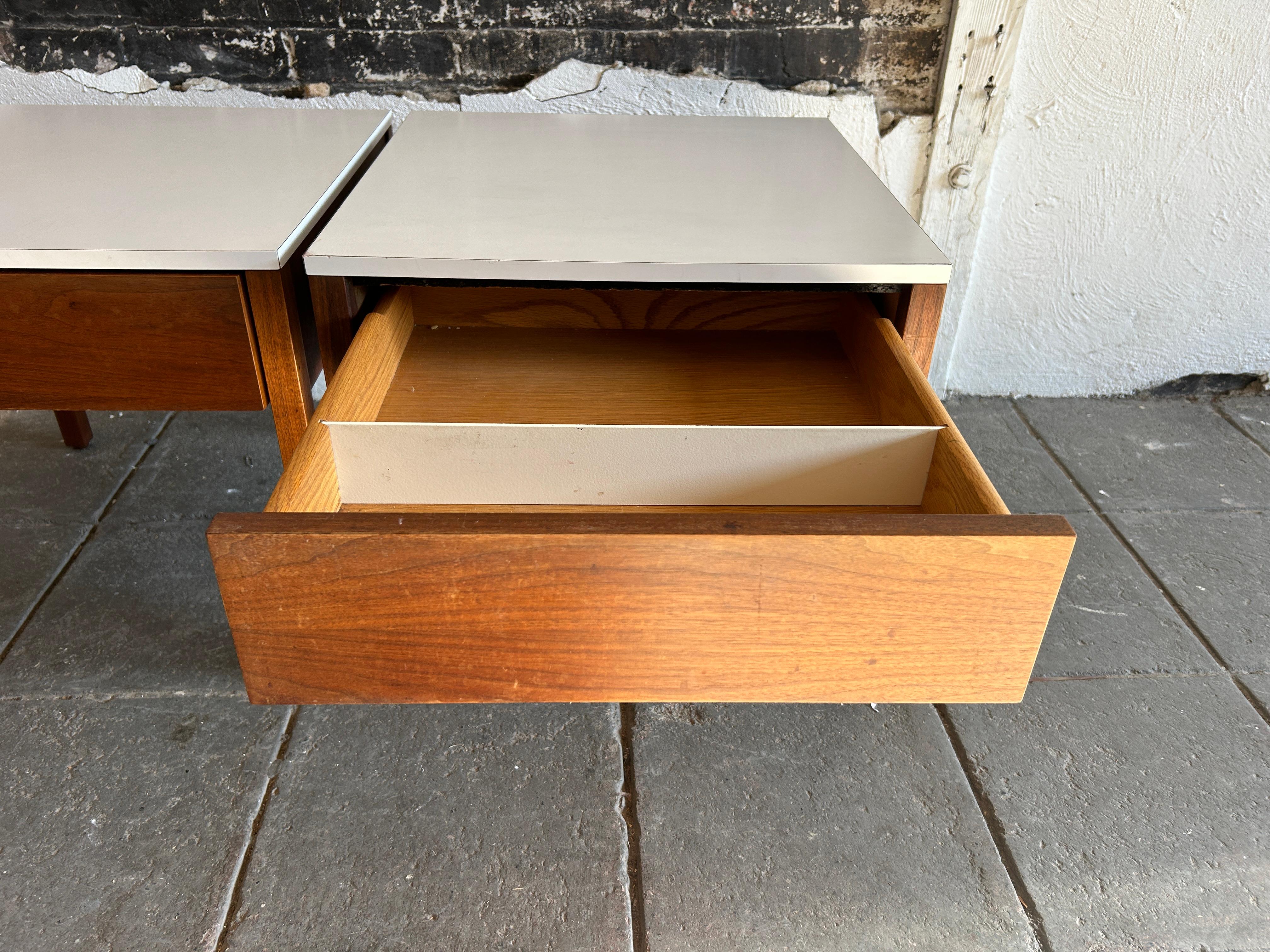 Ein Paar Nachttische aus Nussbaumholz mit weißer Laminatplatte aus der Mitte des Jahrhunderts von Florence Knoll 1