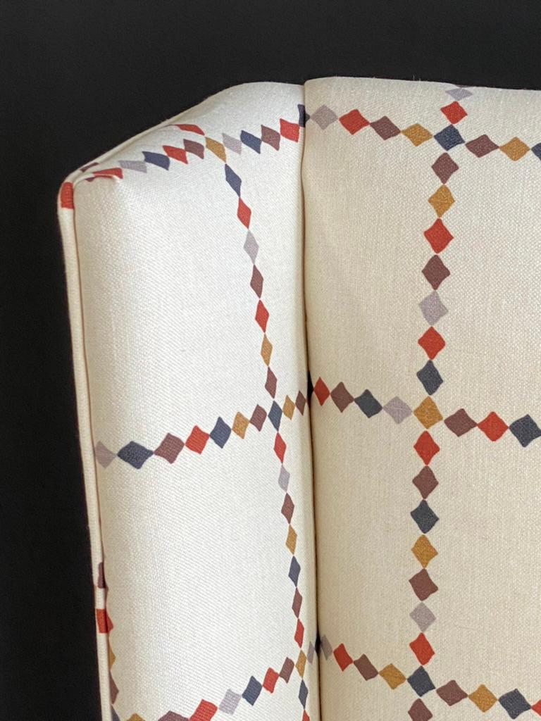 Pair Mid-Century Wingback Chairs Upholstered in a Parzinger-Inspired Fabric im Angebot 4