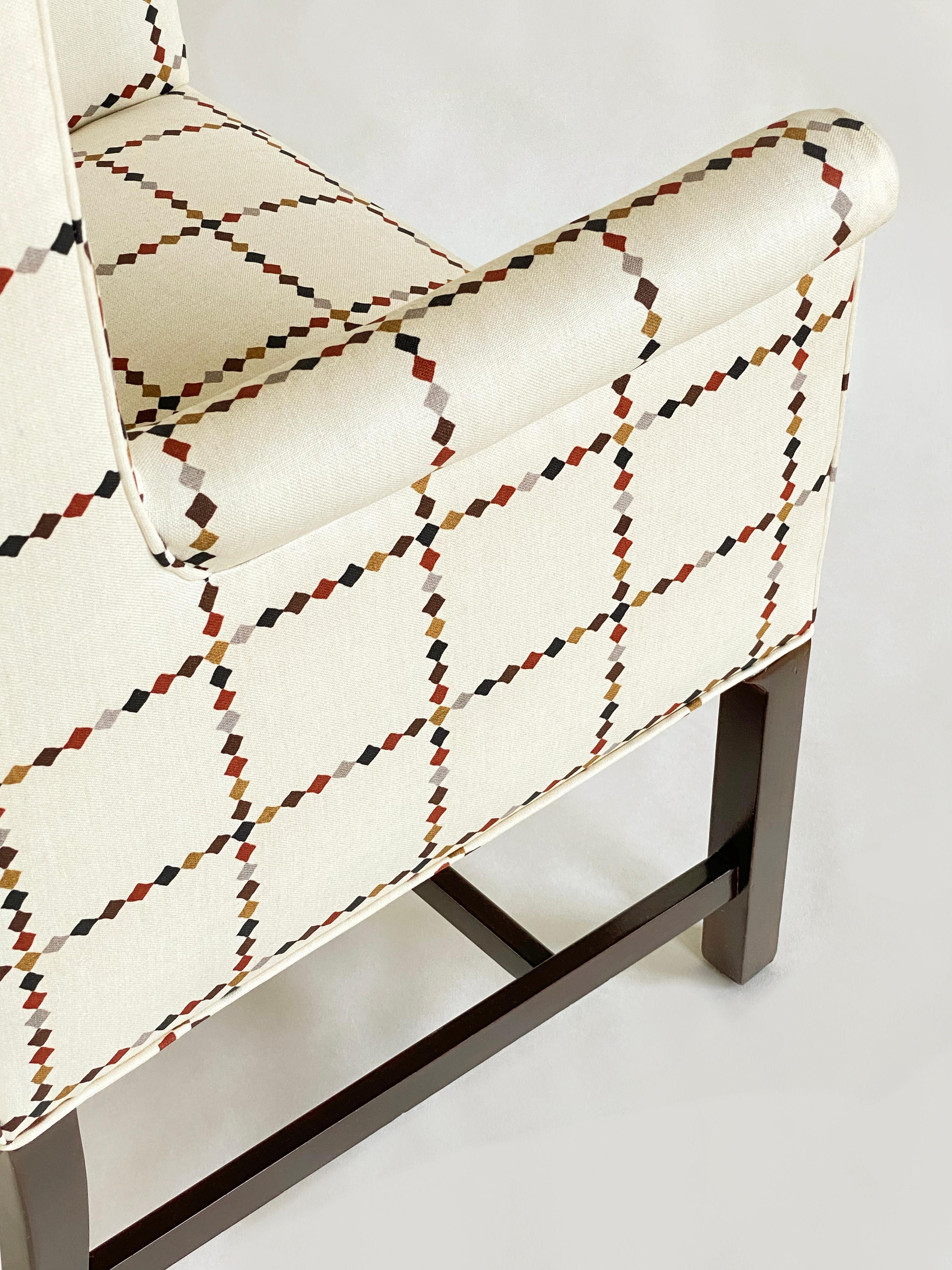 Pair Mid-Century Wingback Chairs Upholstered in a Parzinger-Inspired Fabric im Zustand „Hervorragend“ im Angebot in Minneapolis, MN