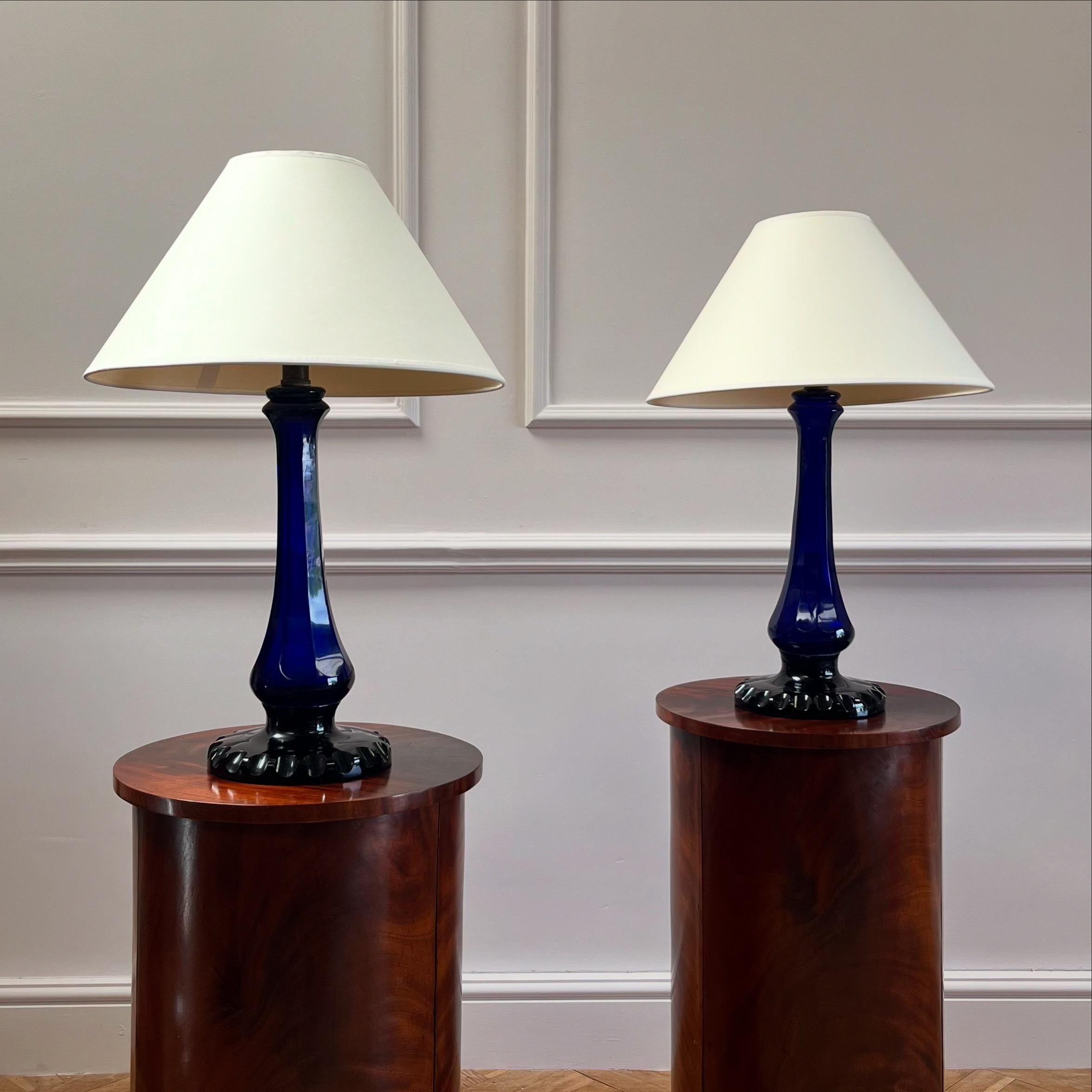 Paire de lampes en verre bleu cobalt, colonnes balustres reposant sur des bases circulaires.

Milieu du XXe siècle

Ceux-ci peuvent être câblés pour les raccords américains, avec des délais supplémentaires. 