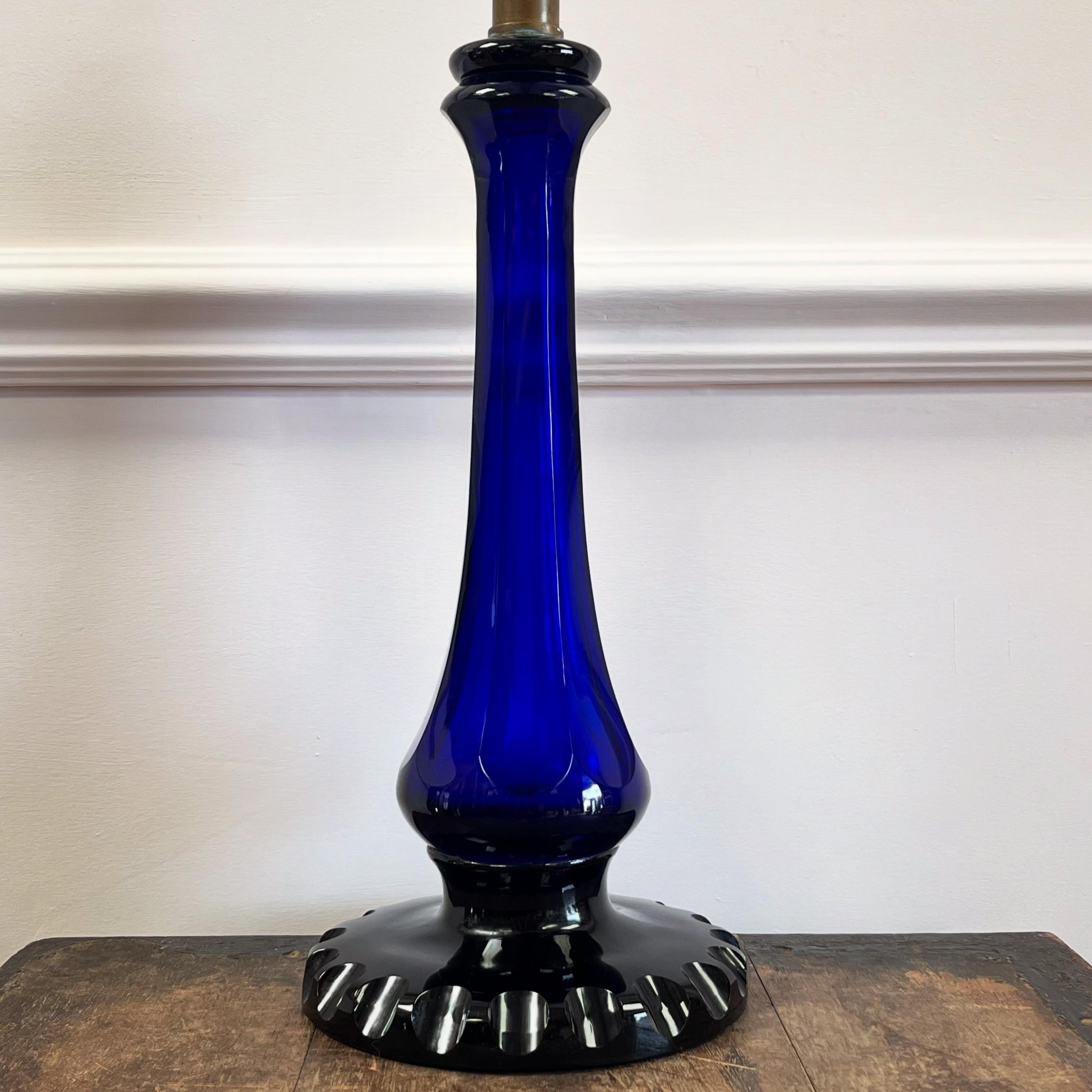 Paire de lampes en verre bleu cobalt du milieu du Twentieth siècle Bon état - En vente à London, GB