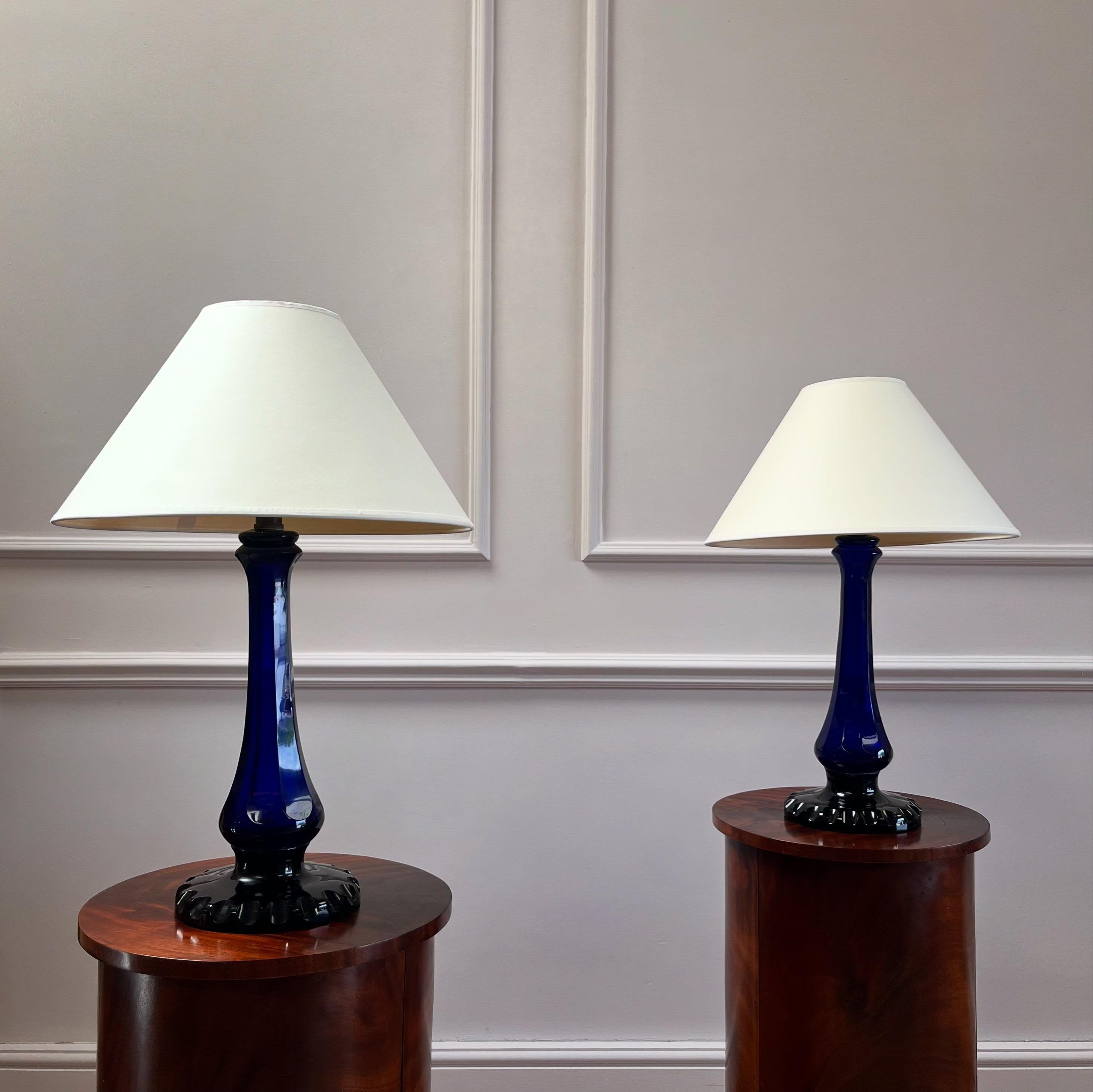 20ième siècle Paire de lampes en verre bleu cobalt du milieu du Twentieth siècle en vente