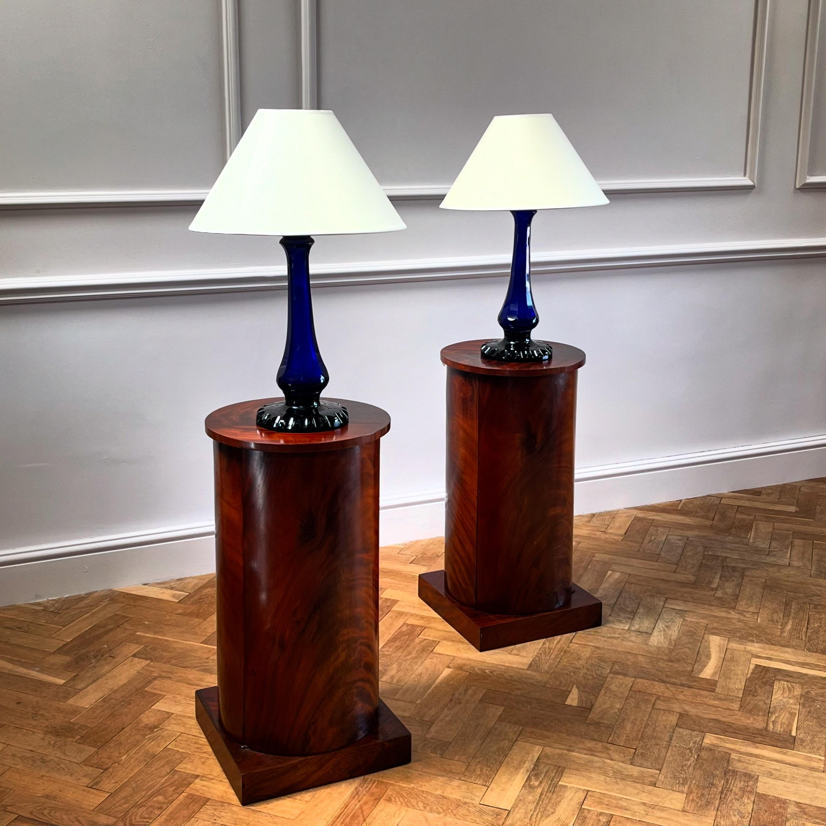 Verre Paire de lampes en verre bleu cobalt du milieu du Twentieth siècle en vente