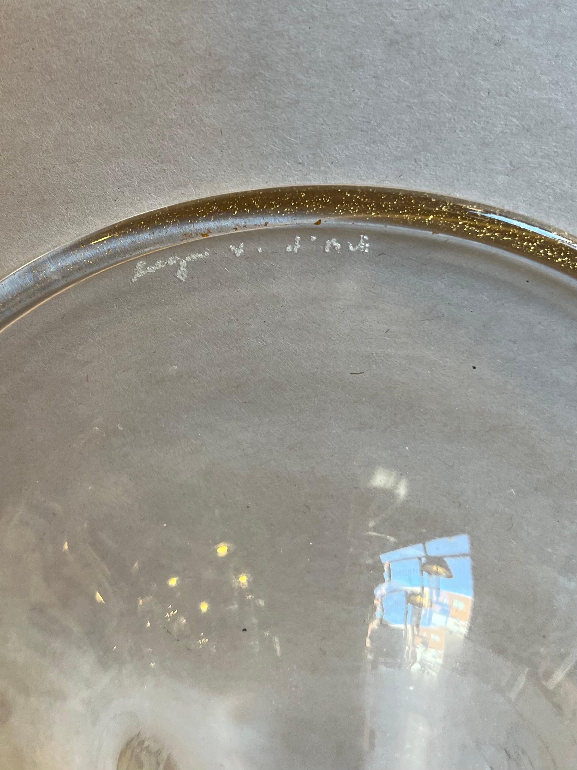 Un par de portavelas de cristal de Murano soplado de mediados del siglo XX con infusión de oro en la parte superior e inferior del portavelas. Firmado Seguso Vetri d'Arte en la parte inferior.