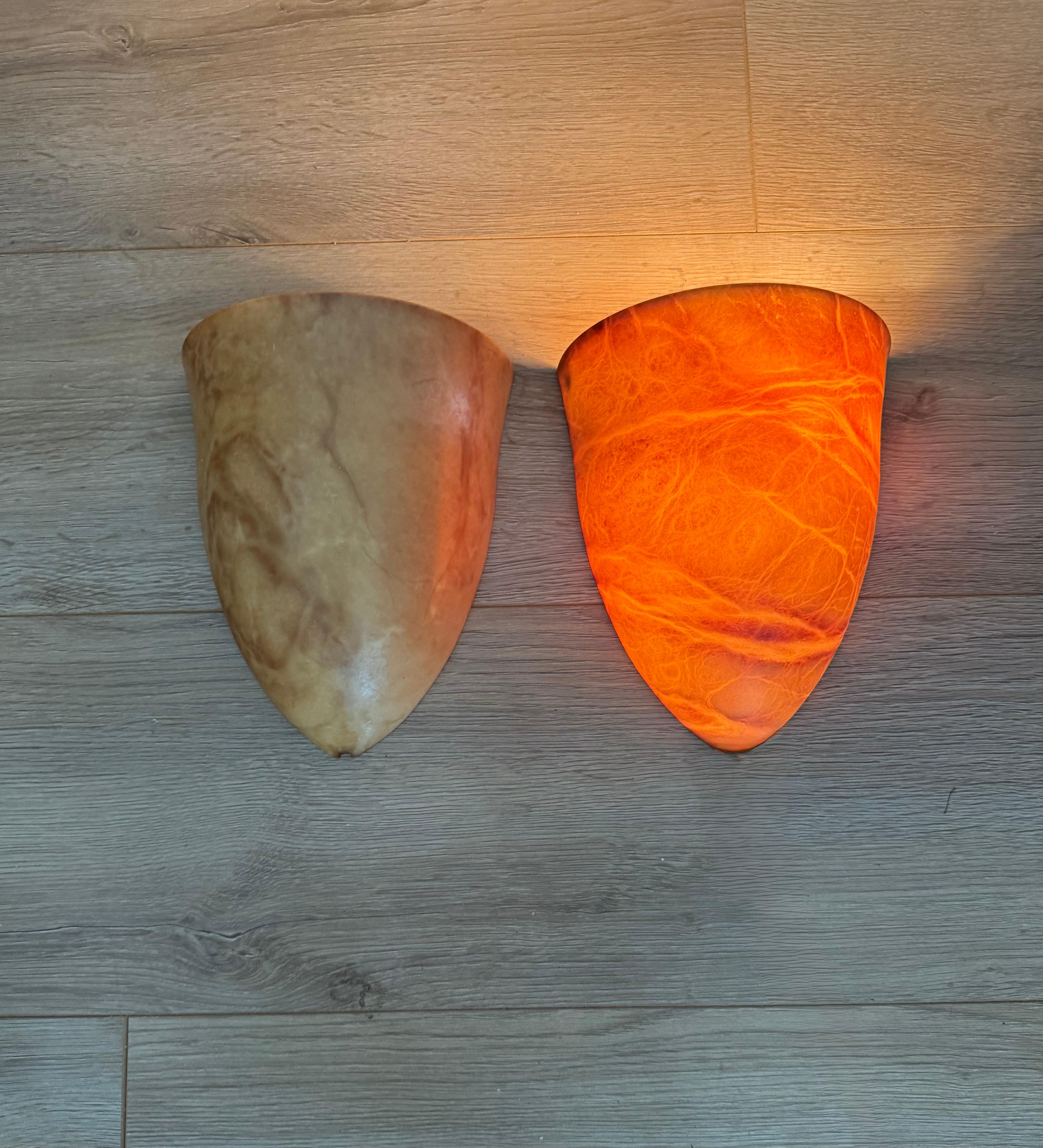 Paar Wandleuchter aus Alabaster im Art-Déco-Stil der Jahrhundertmitte, handgefertigte Kokonform im Angebot 3