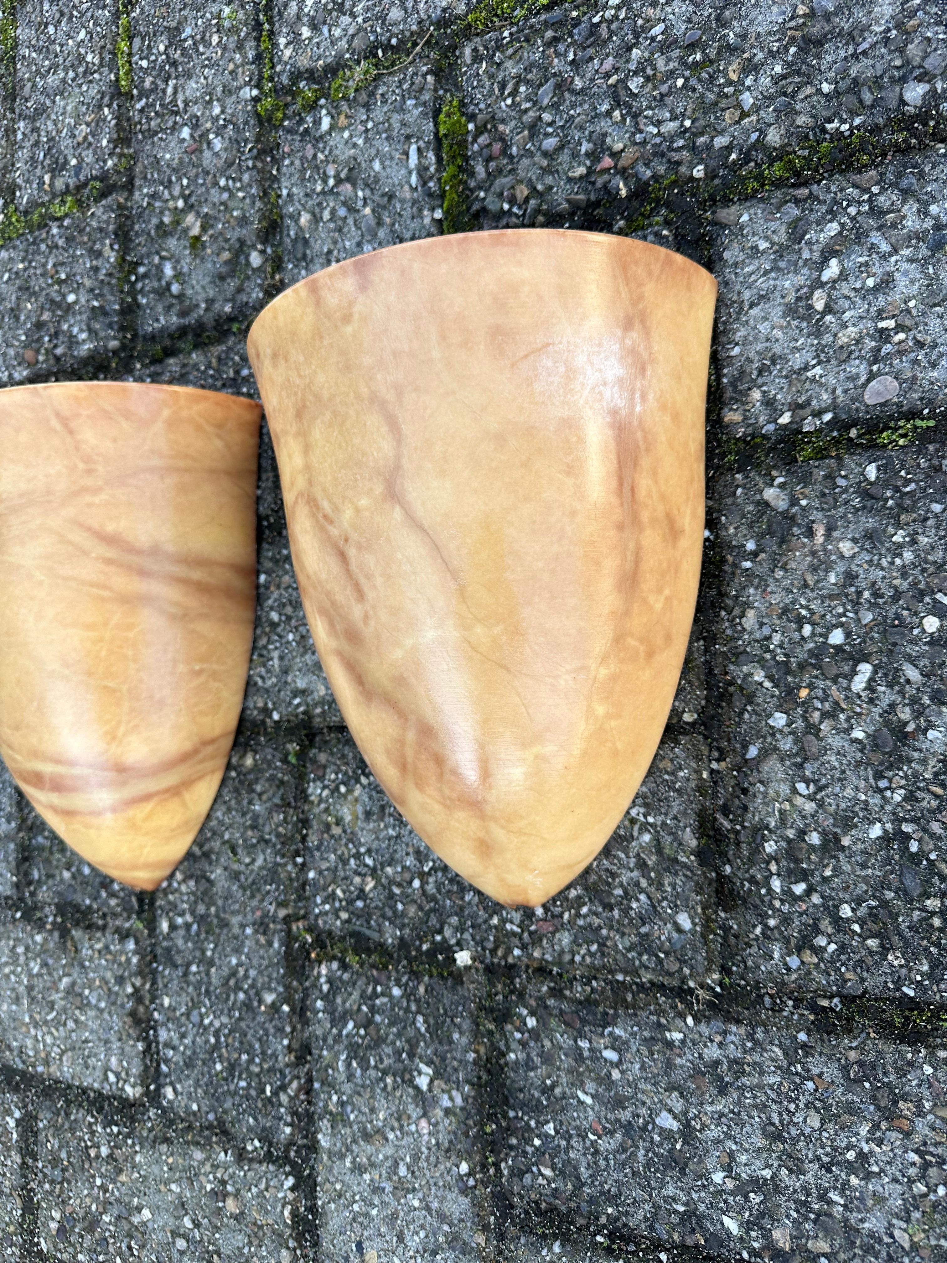 Paar Wandleuchter aus Alabaster im Art-Déco-Stil der Jahrhundertmitte, handgefertigte Kokonform (Art déco) im Angebot