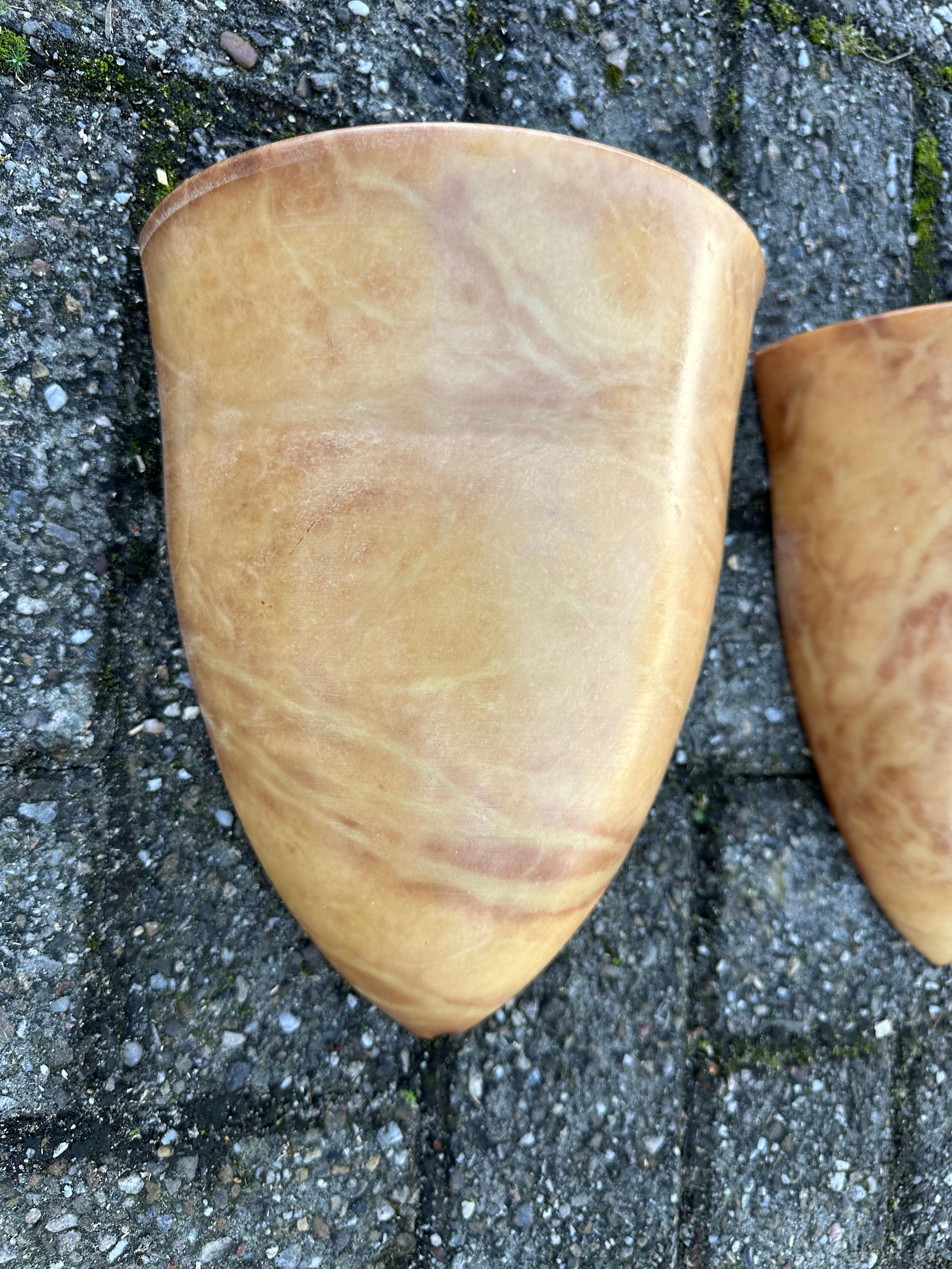 Paar Wandleuchter aus Alabaster im Art-Déco-Stil der Jahrhundertmitte, handgefertigte Kokonform (Italienisch) im Angebot