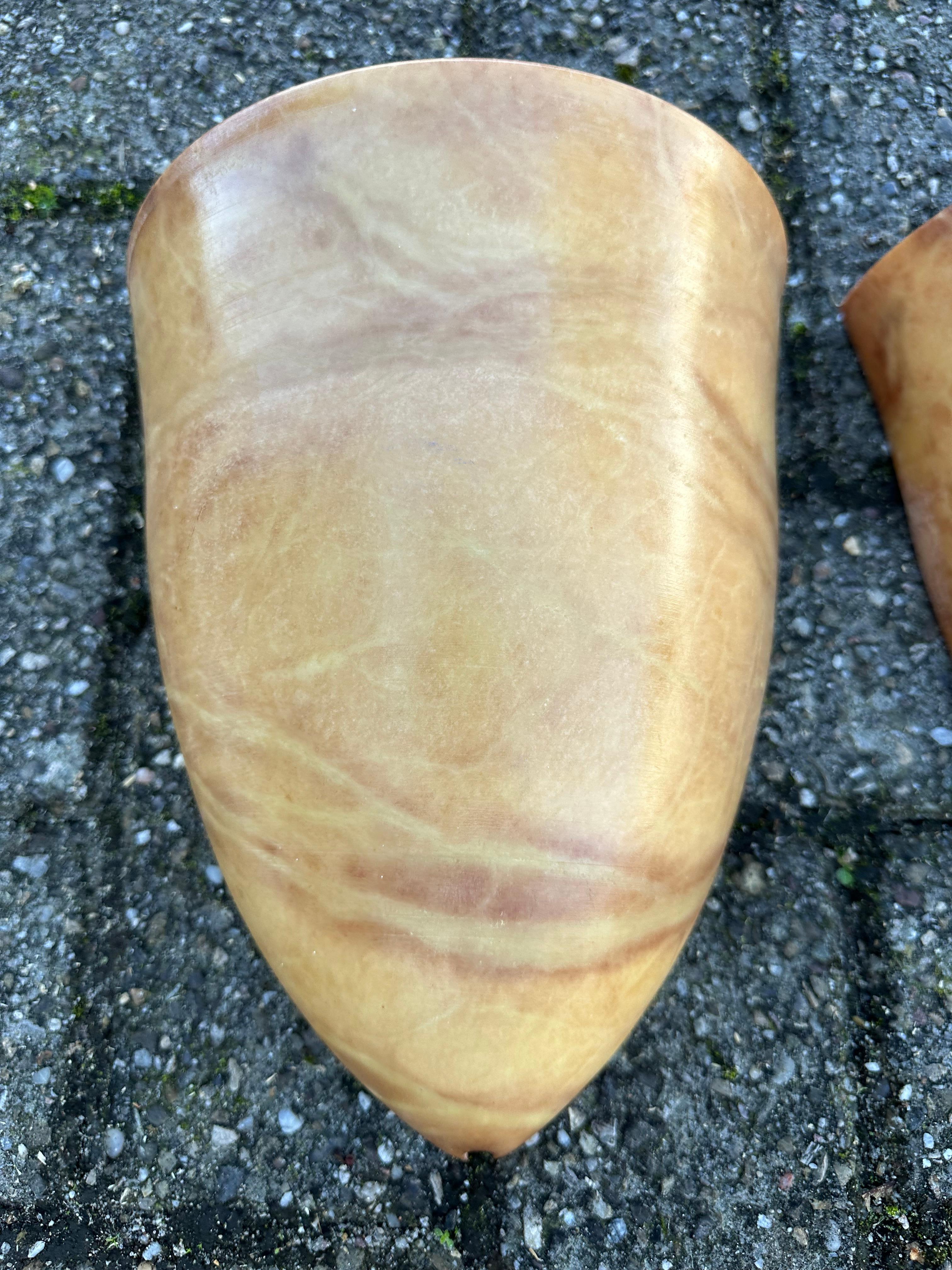 Paar Wandleuchter aus Alabaster im Art-Déco-Stil der Jahrhundertmitte, handgefertigte Kokonform (Handgeschnitzt) im Angebot