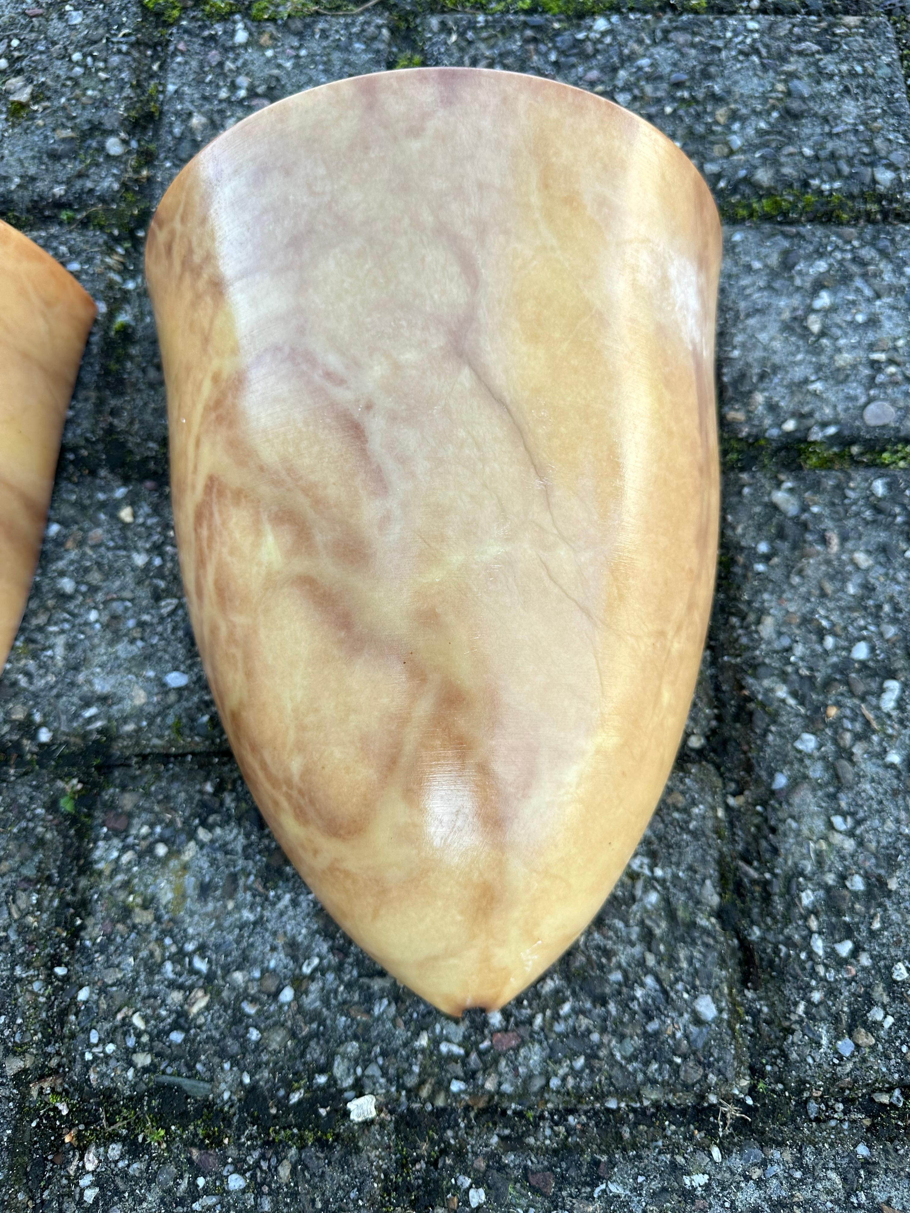 Paar Wandleuchter aus Alabaster im Art-Déco-Stil der Jahrhundertmitte, handgefertigte Kokonform im Zustand „Gut“ im Angebot in Lisse, NL
