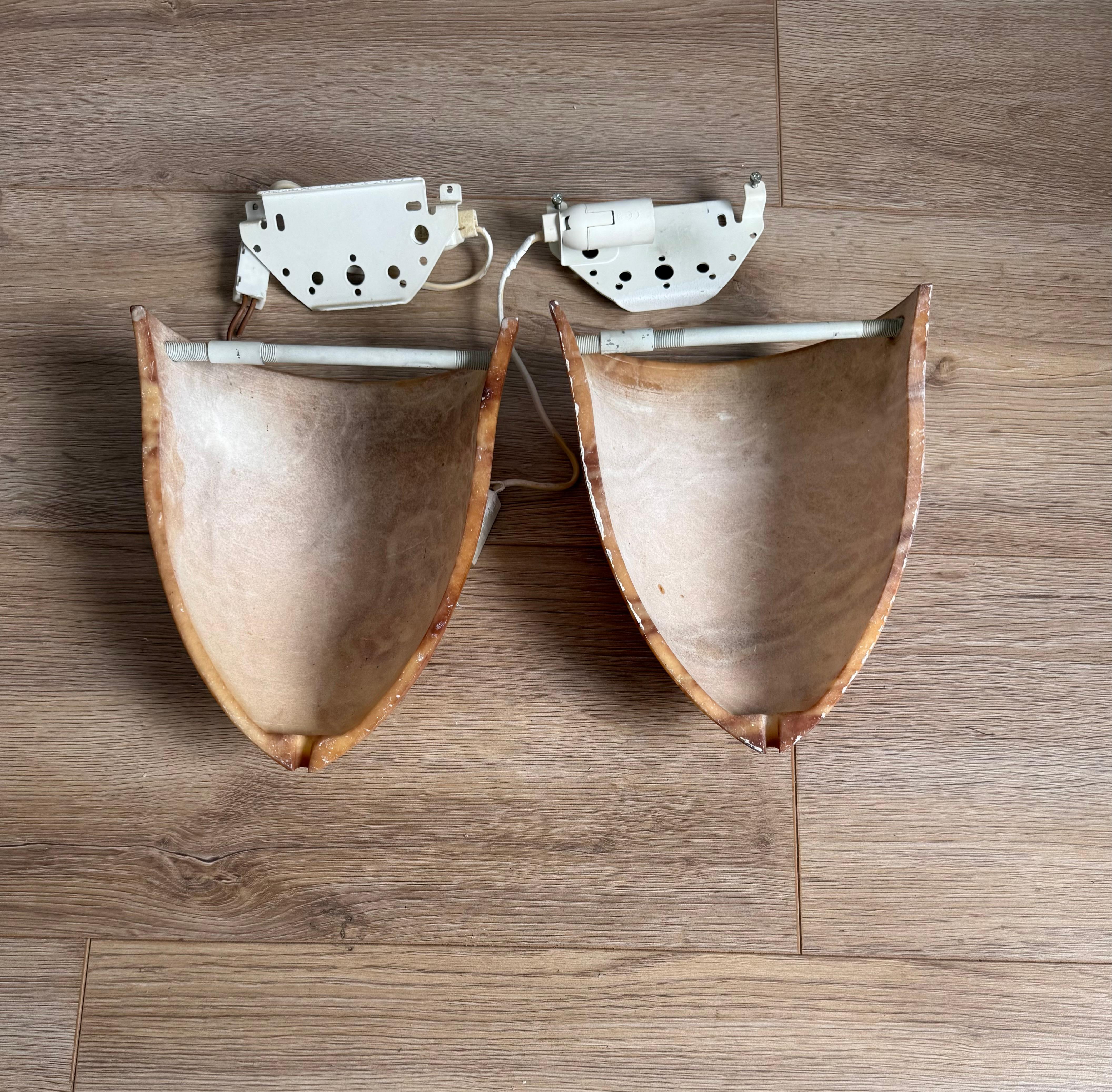 Paar Wandleuchter aus Alabaster im Art-Déco-Stil der Jahrhundertmitte, handgefertigte Kokonform (20. Jahrhundert) im Angebot