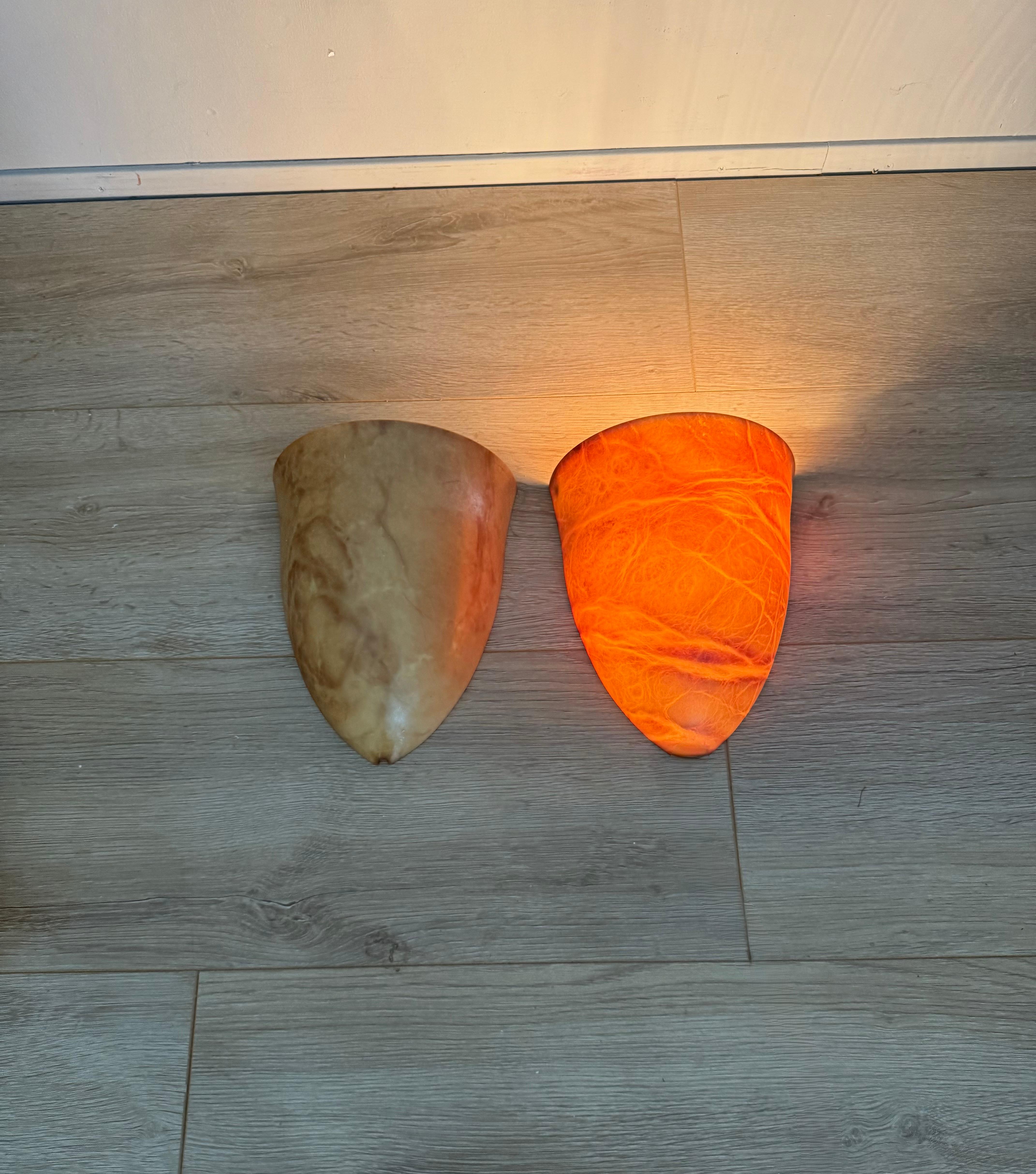 Paar Wandleuchter aus Alabaster im Art-Déco-Stil der Jahrhundertmitte, handgefertigte Kokonform (Eisen) im Angebot