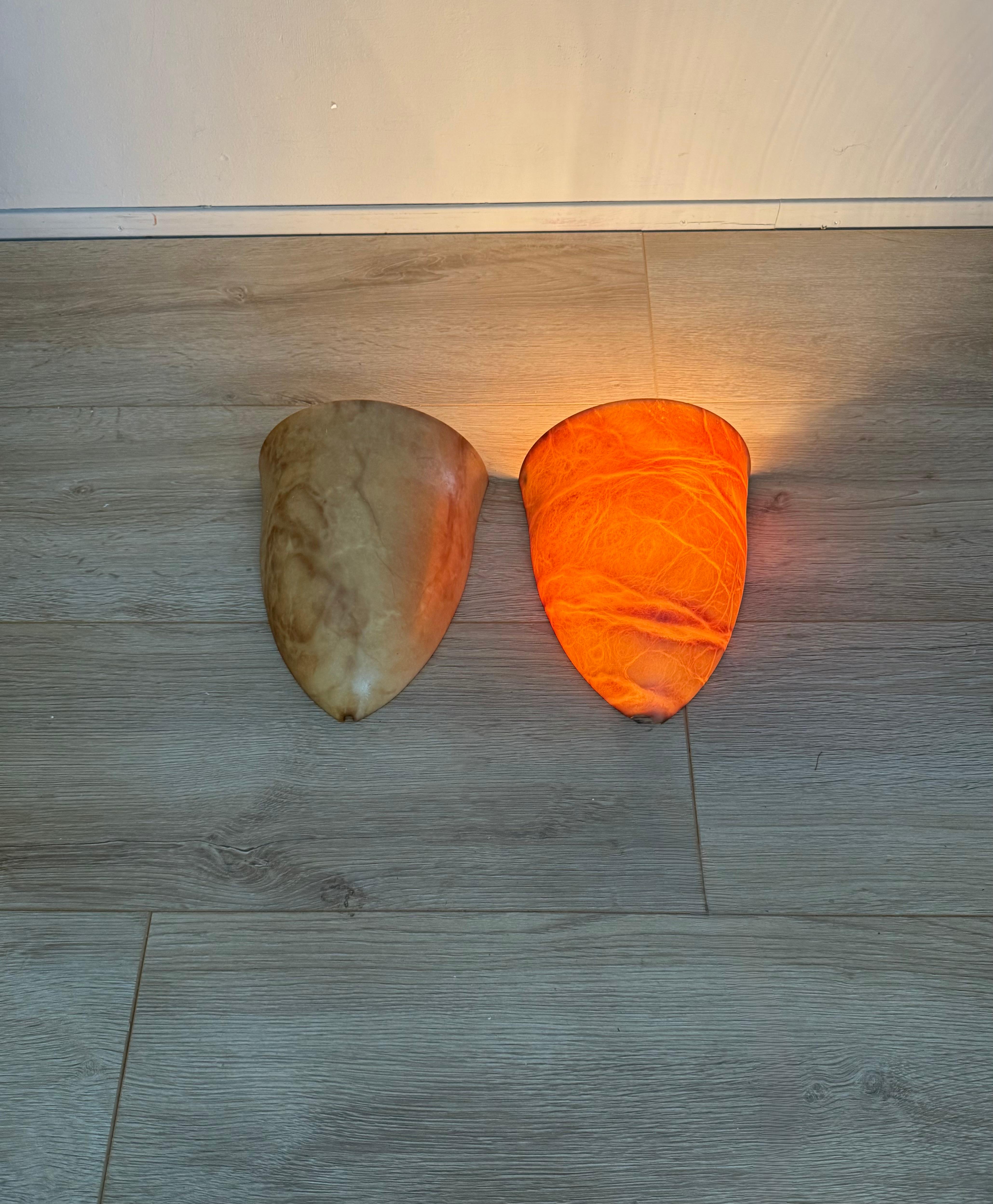 Paar Wandleuchter aus Alabaster im Art-Déco-Stil der Jahrhundertmitte, handgefertigte Kokonform im Angebot 1