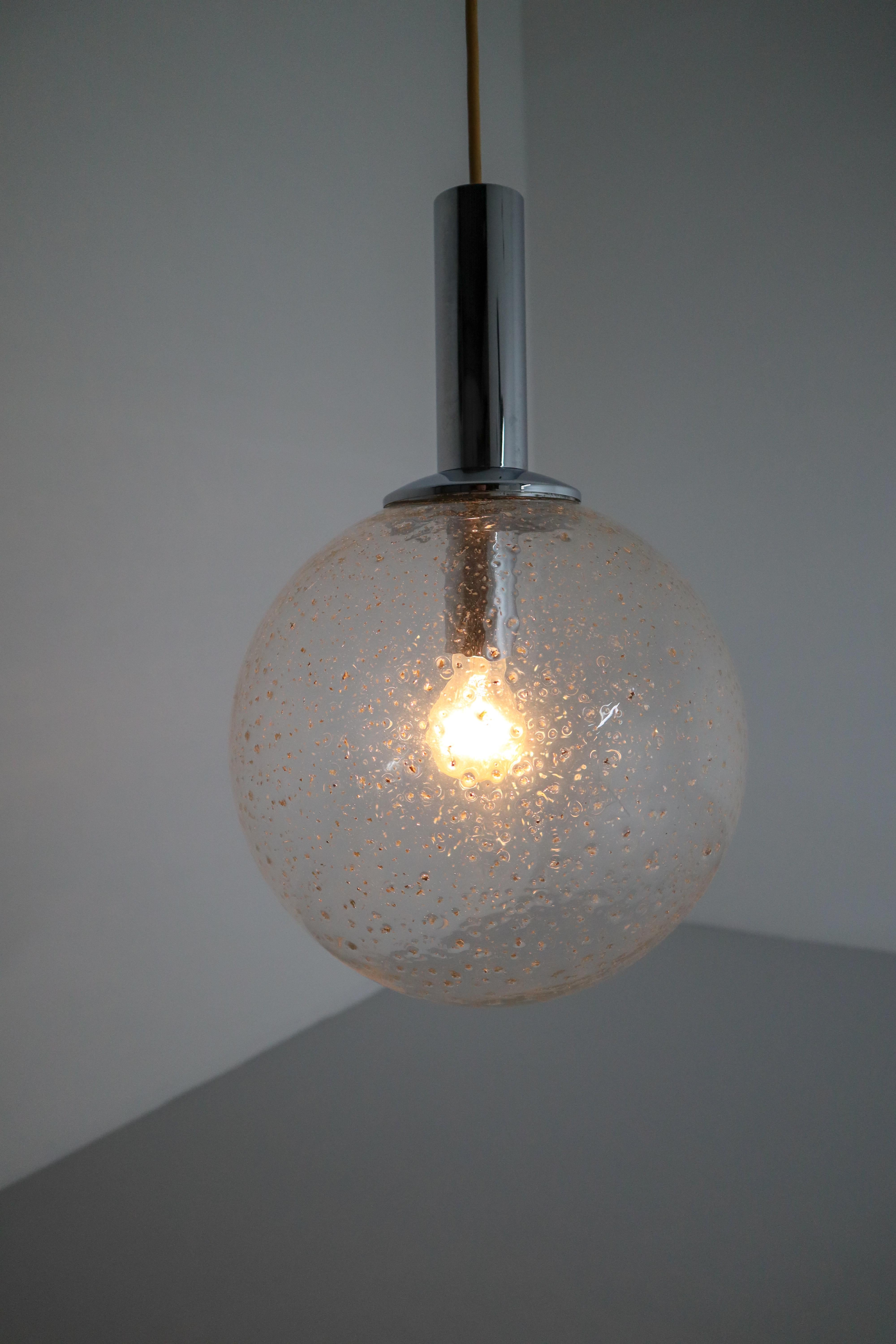 Coppia di lampade a sospensione a globo in vetro soffiato a mano e hardware cromato. Sono stati prodotti negli anni '60 dal produttore tedesco di vetro di alta gamma Glashütte Limburg.