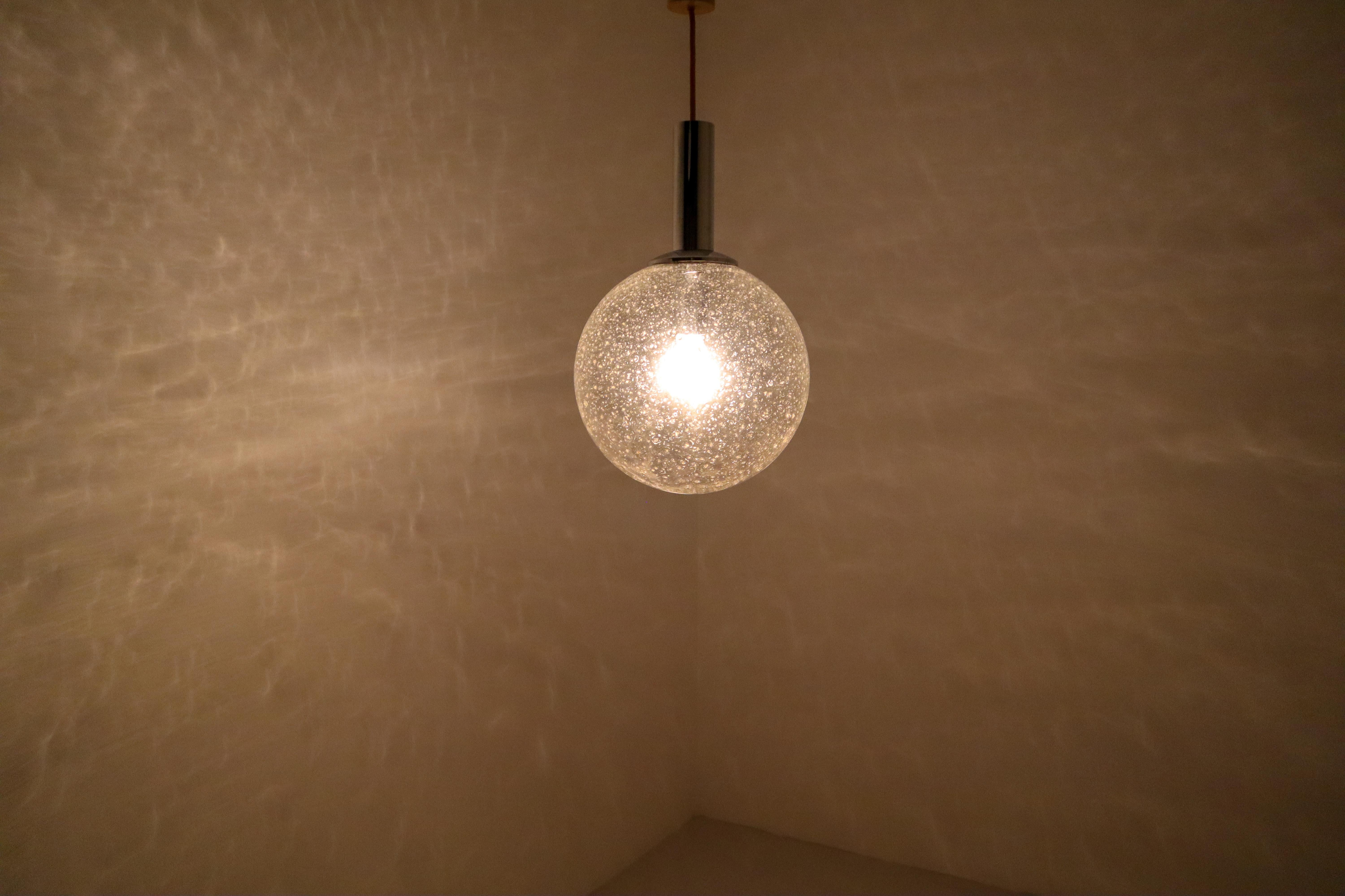 Mid-Century moderno Coppia di pendenti a globo in vetro a bolle d'aria del 1960 di Glashütte Limburg, Germania in vendita