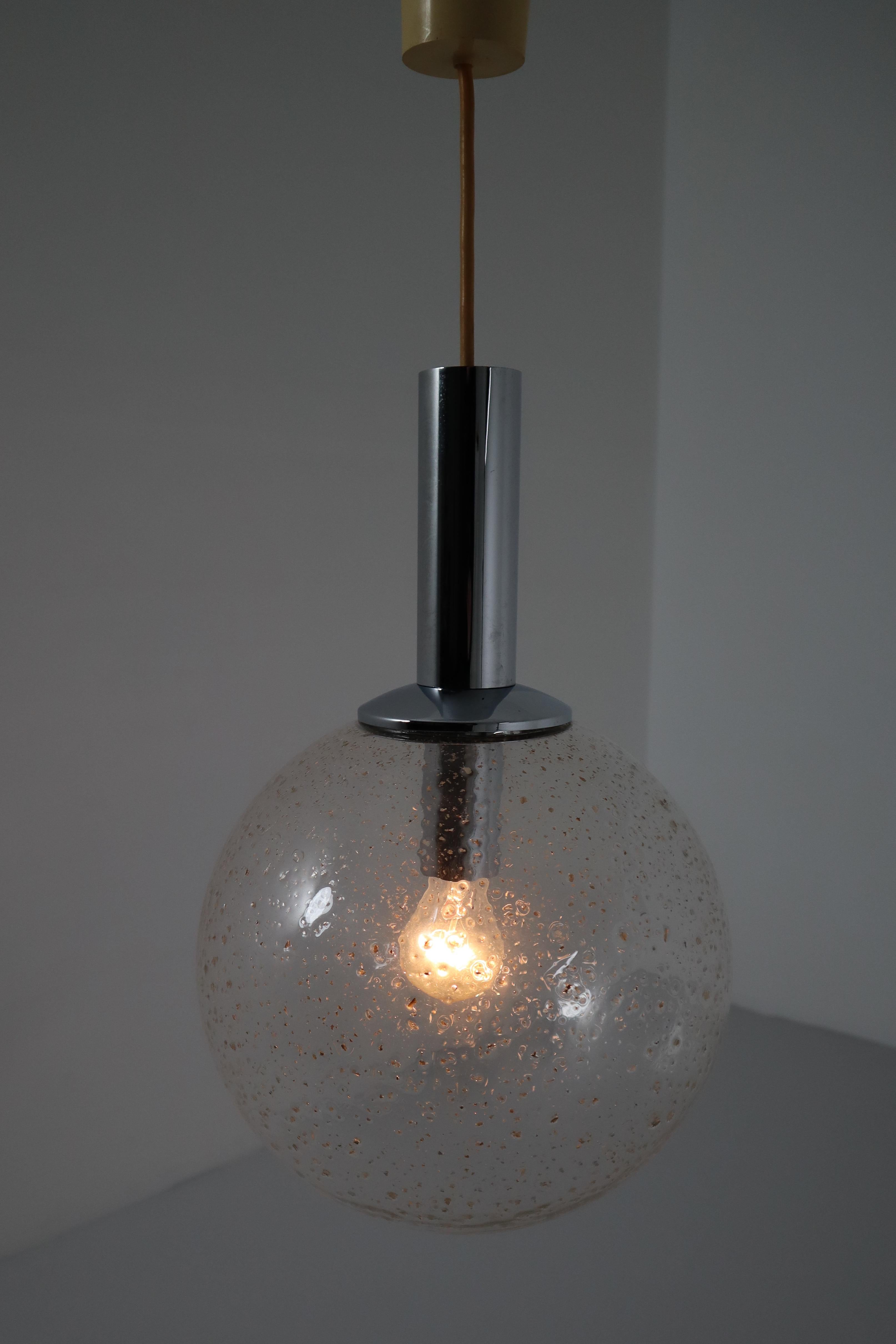 XX secolo Coppia di pendenti a globo in vetro a bolle d'aria del 1960 di Glashütte Limburg, Germania in vendita
