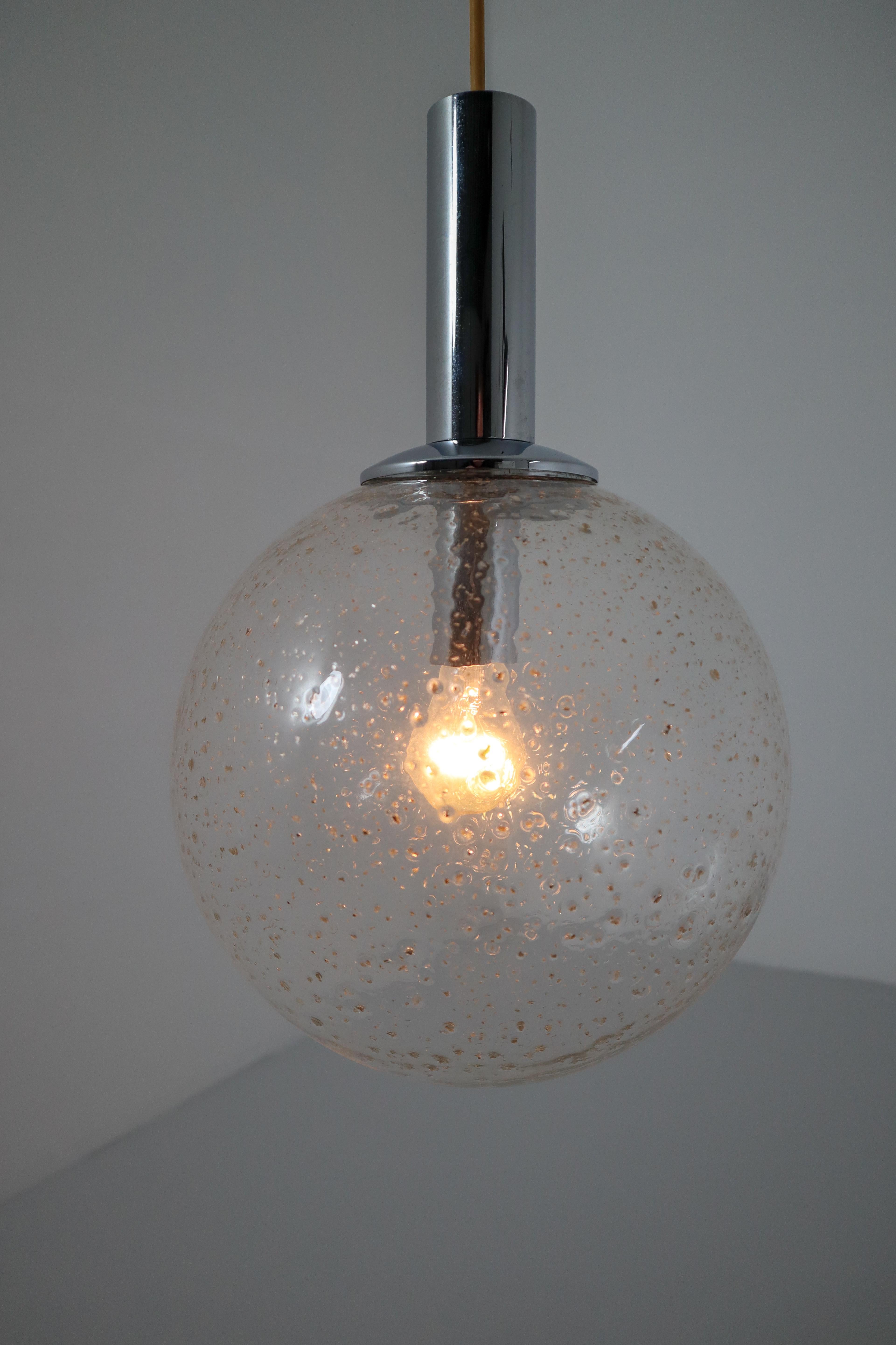Vetro soffiato Coppia di pendenti a globo in vetro a bolle d'aria del 1960 di Glashütte Limburg, Germania in vendita