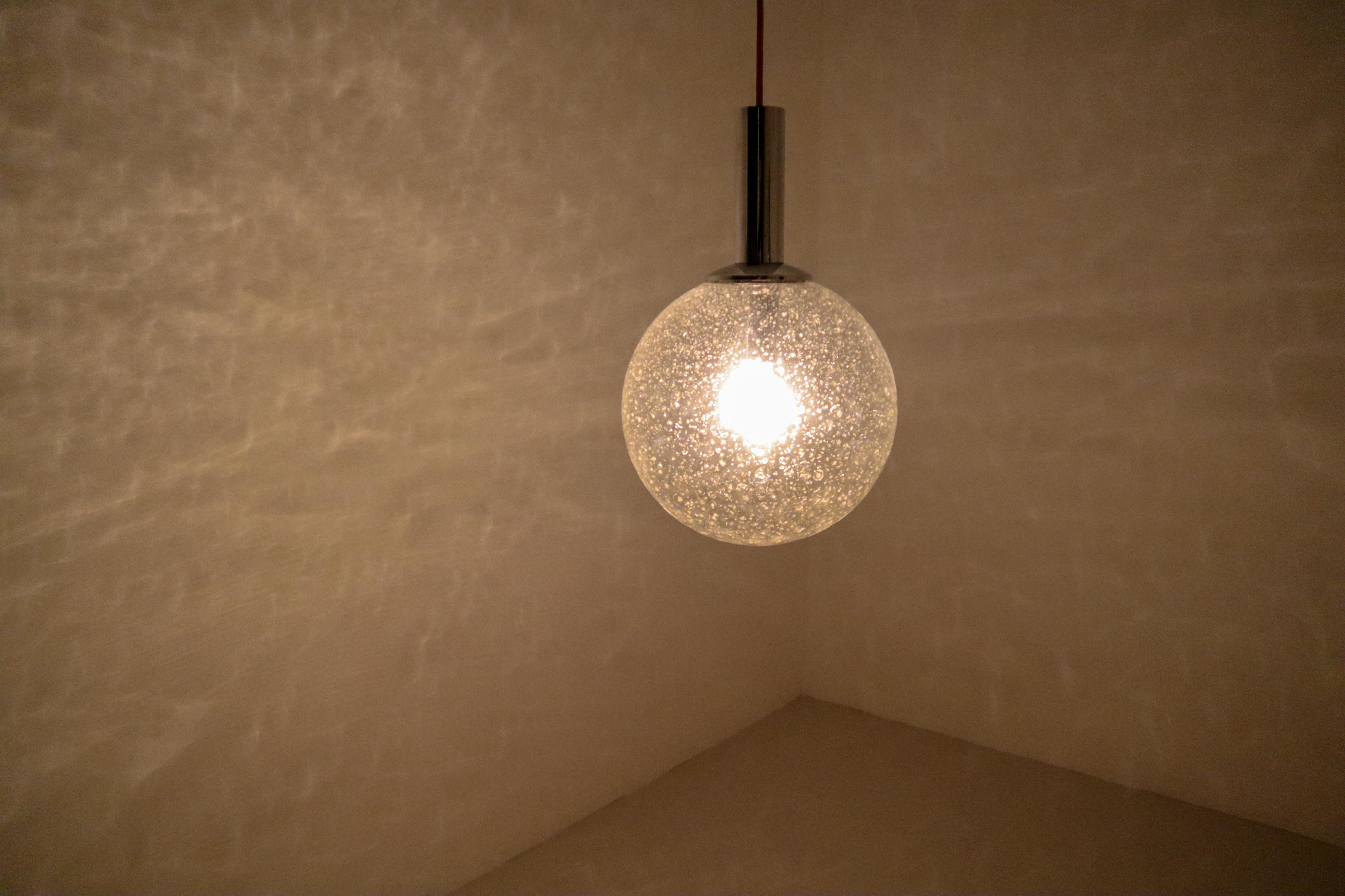Coppia di pendenti a globo in vetro a bolle d'aria del 1960 di Glashütte Limburg, Germania in vendita 1