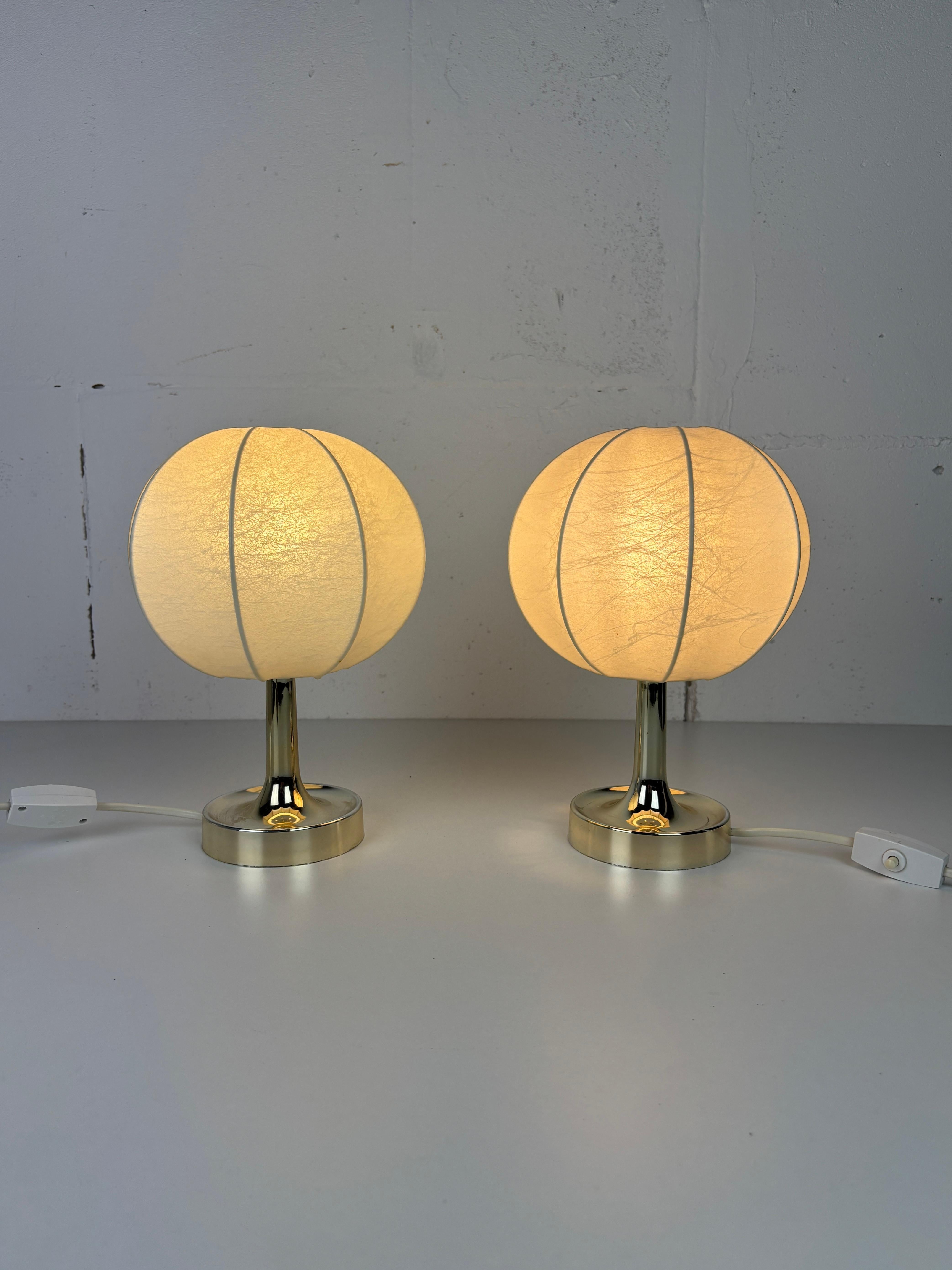 Mid-Century Modern Paire de lampes de table ou de chevet en laiton et cocon du milieu du siècle par Goldkant, 1960s en vente