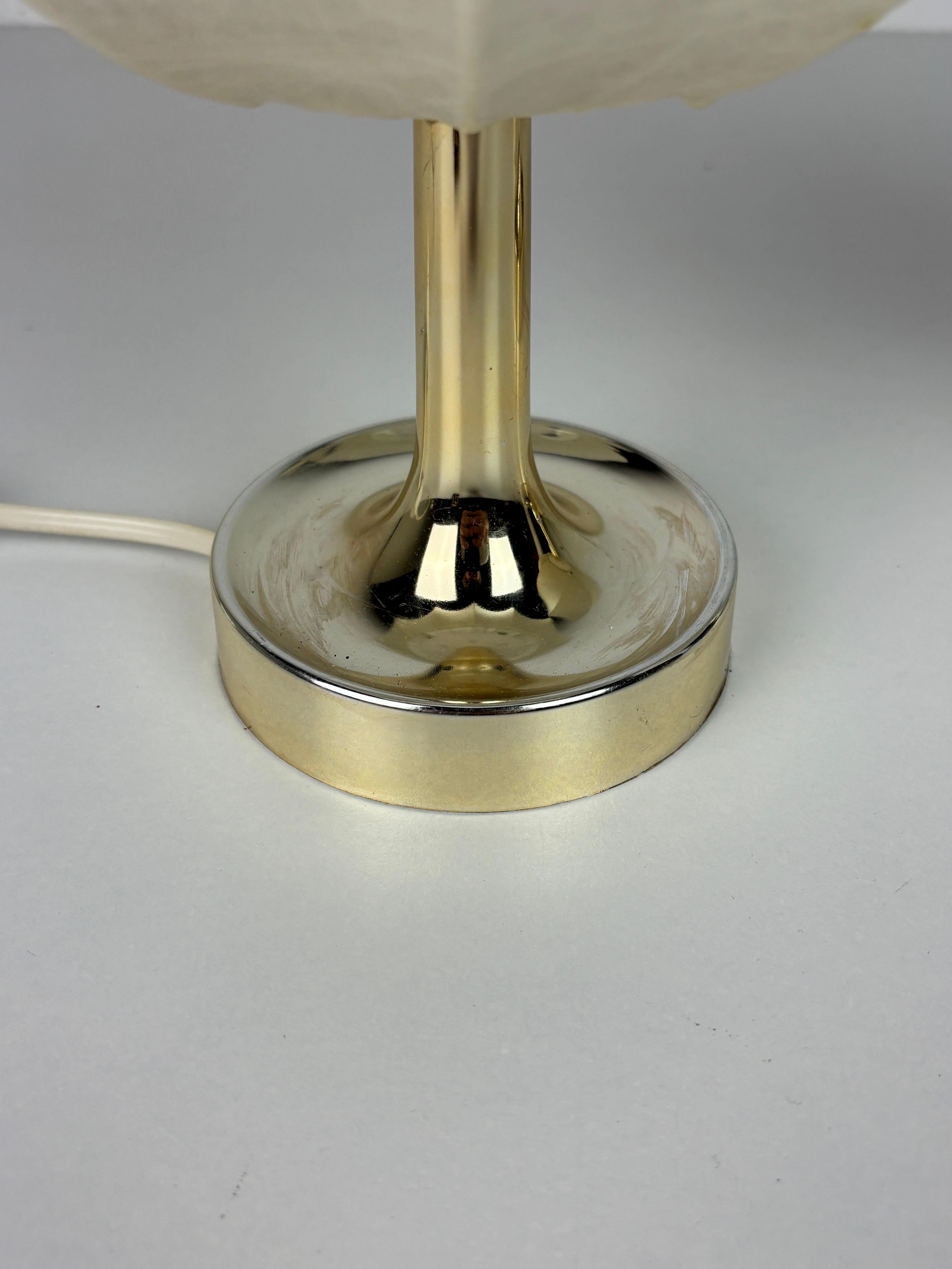 Laiton Paire de lampes de table ou de chevet en laiton et cocon du milieu du siècle par Goldkant, 1960s en vente