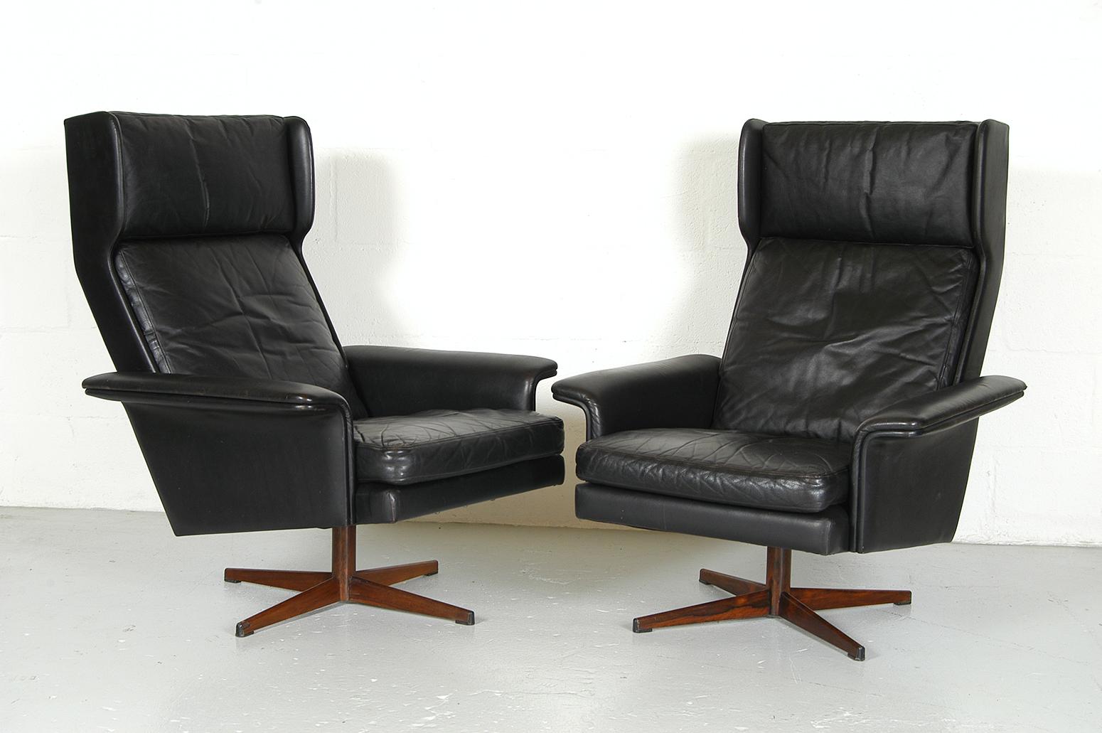 A superb pair of 1960s leather high-back lounge chairs by Komfort Denmark, designed by HW Klein. 
The leather is in beautiful original condition, soft supple and gently creased showing minimal signs of wear. The bases are rosewood veneered steel. 
