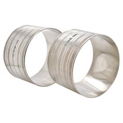 Pareja de servilleteros ingleses de plata de ley torneada a máquina de John Rose