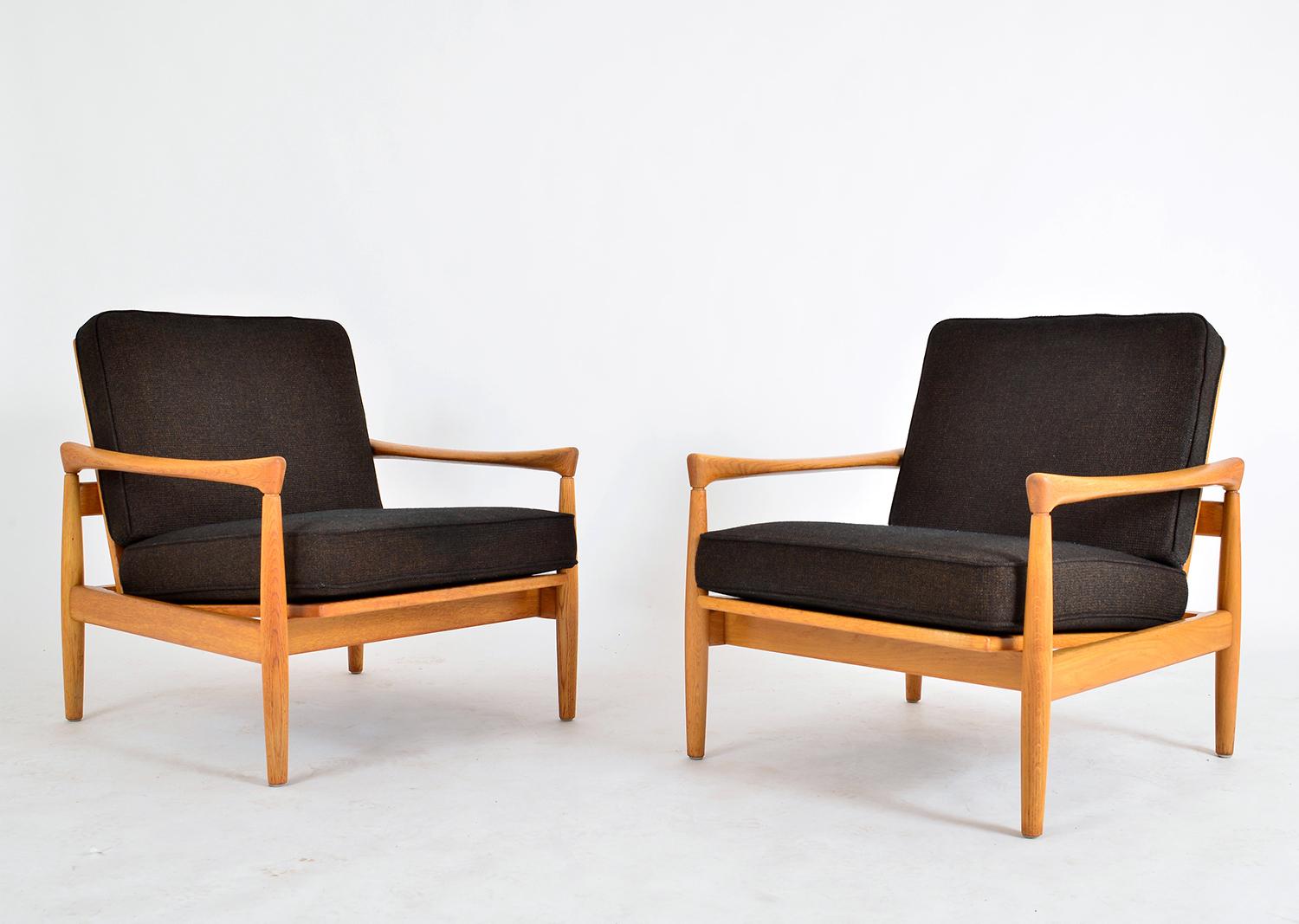 Super quality pair of early 1960s oak lounge chairs by Danish designer Erik Wortz for Bröderna Andersson. These are early examples (without screw holes), of the later flat pack ‘Kolding’ chair designed by Wortz for IKEA. The organic rich oak