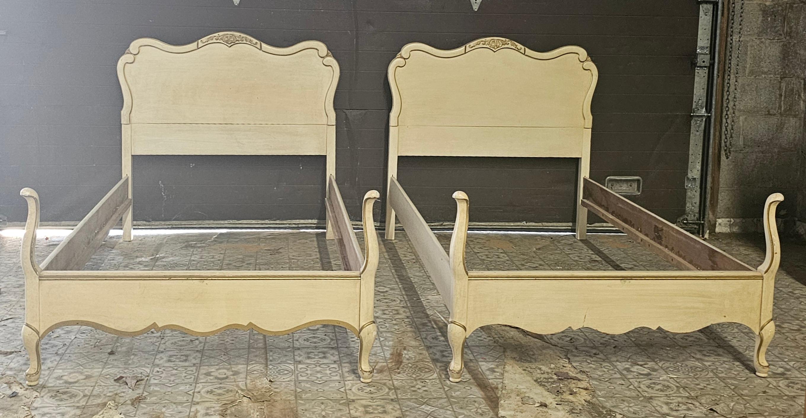 Ein Paar MidCentury French Provincial Teilweise vergoldet und Creme gemalt Twin Bettgestelle.
Misst 23