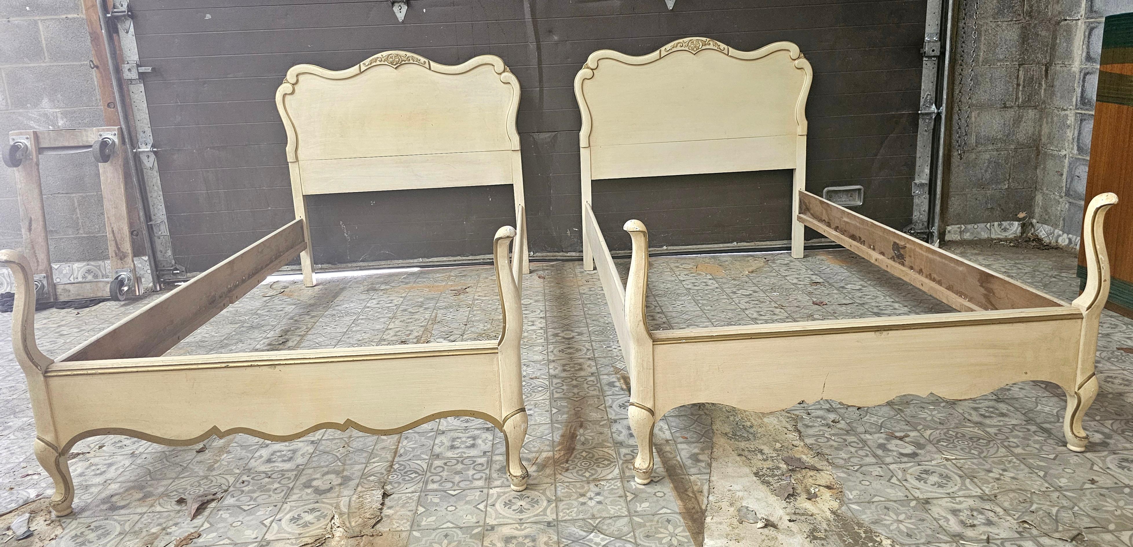 Paar MidCentury French Provincial Teilweise vergoldet und Creme gemalt Twin Bettgestelle (Französische Provence) im Angebot