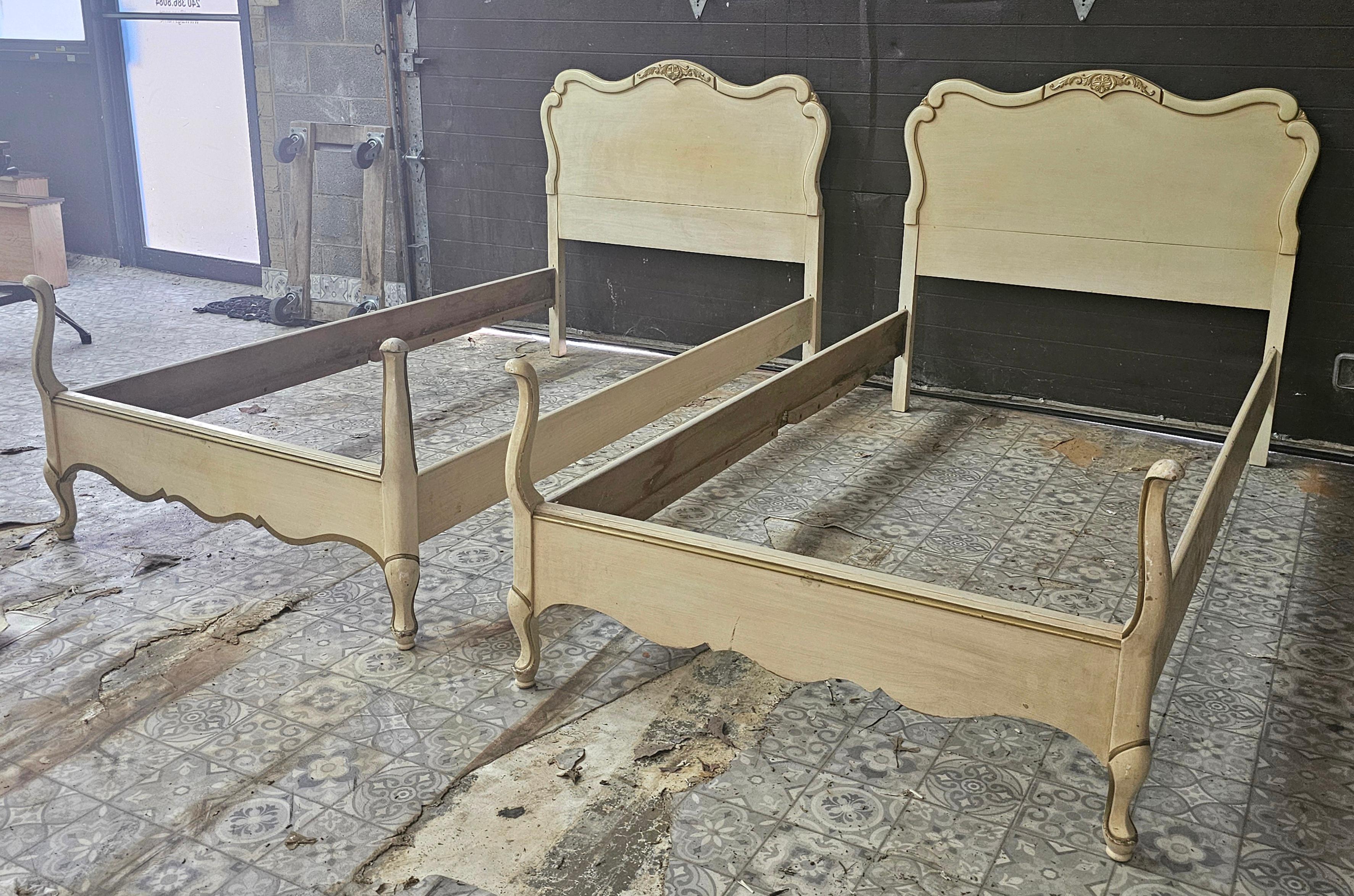 Paar MidCentury French Provincial Teilweise vergoldet und Creme gemalt Twin Bettgestelle (amerikanisch) im Angebot