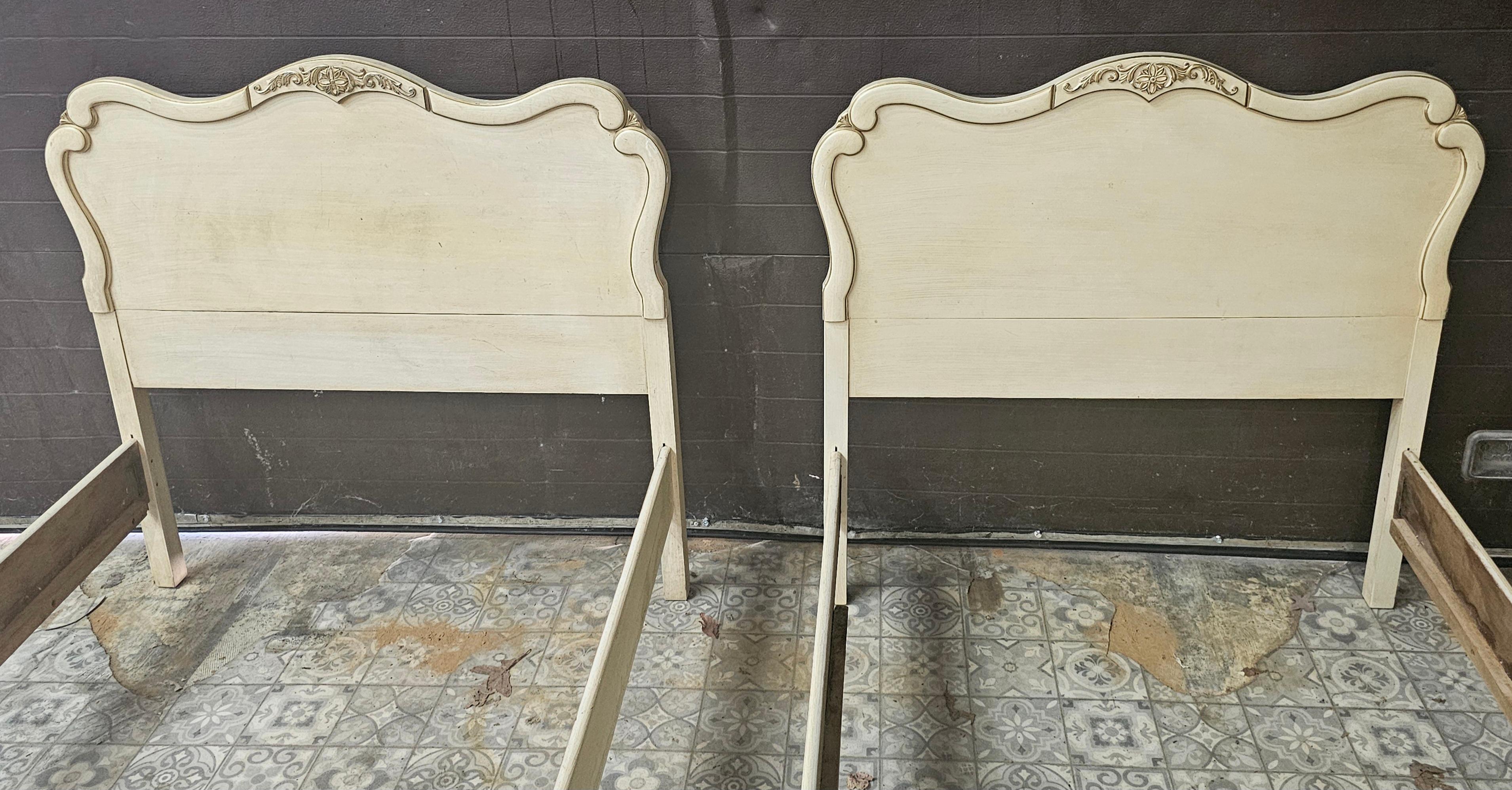 Paar MidCentury French Provincial Teilweise vergoldet und Creme gemalt Twin Bettgestelle (Vergoldet) im Angebot