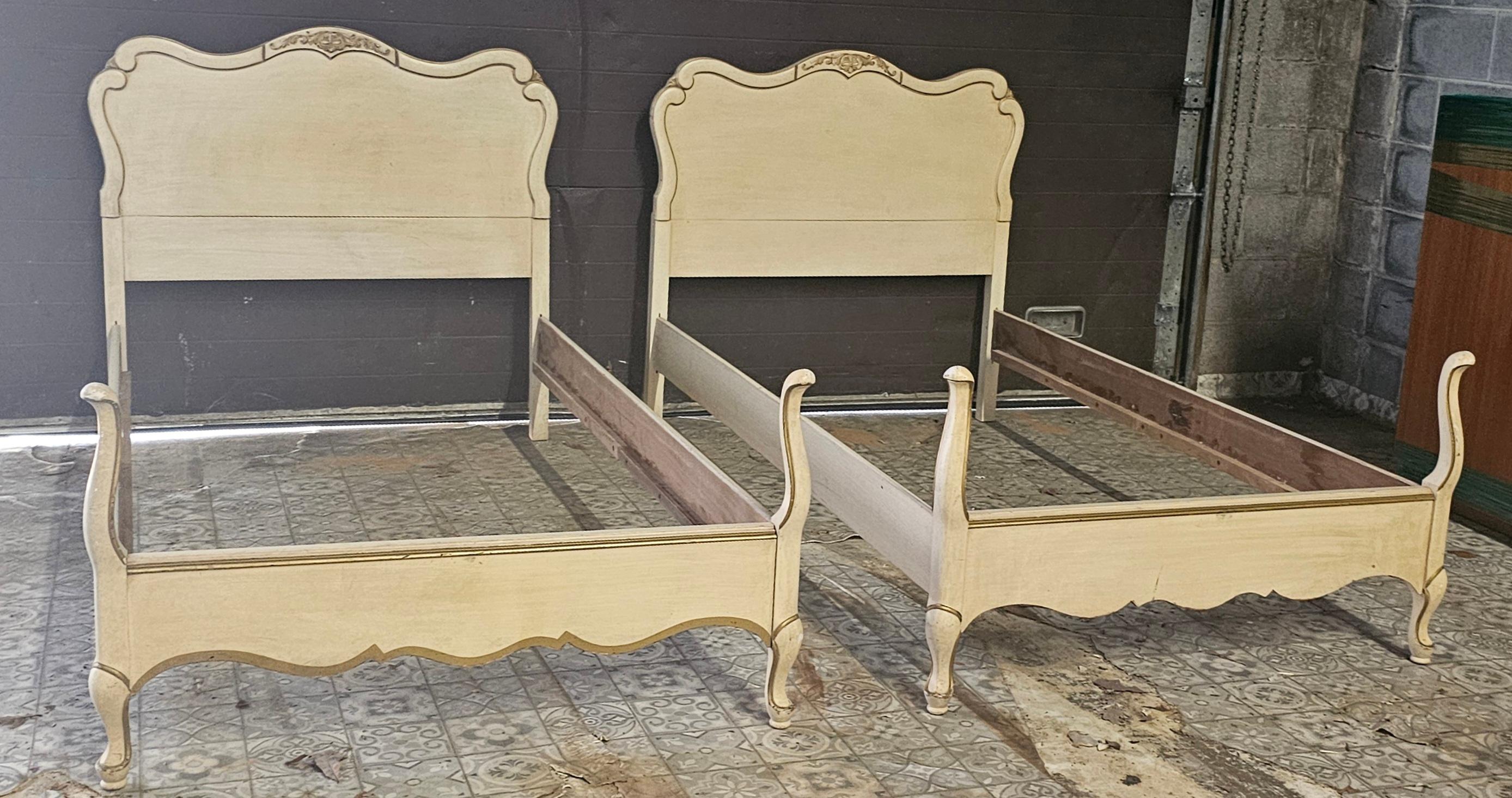 Paar MidCentury French Provincial Teilweise vergoldet und Creme gemalt Twin Bettgestelle (20. Jahrhundert) im Angebot