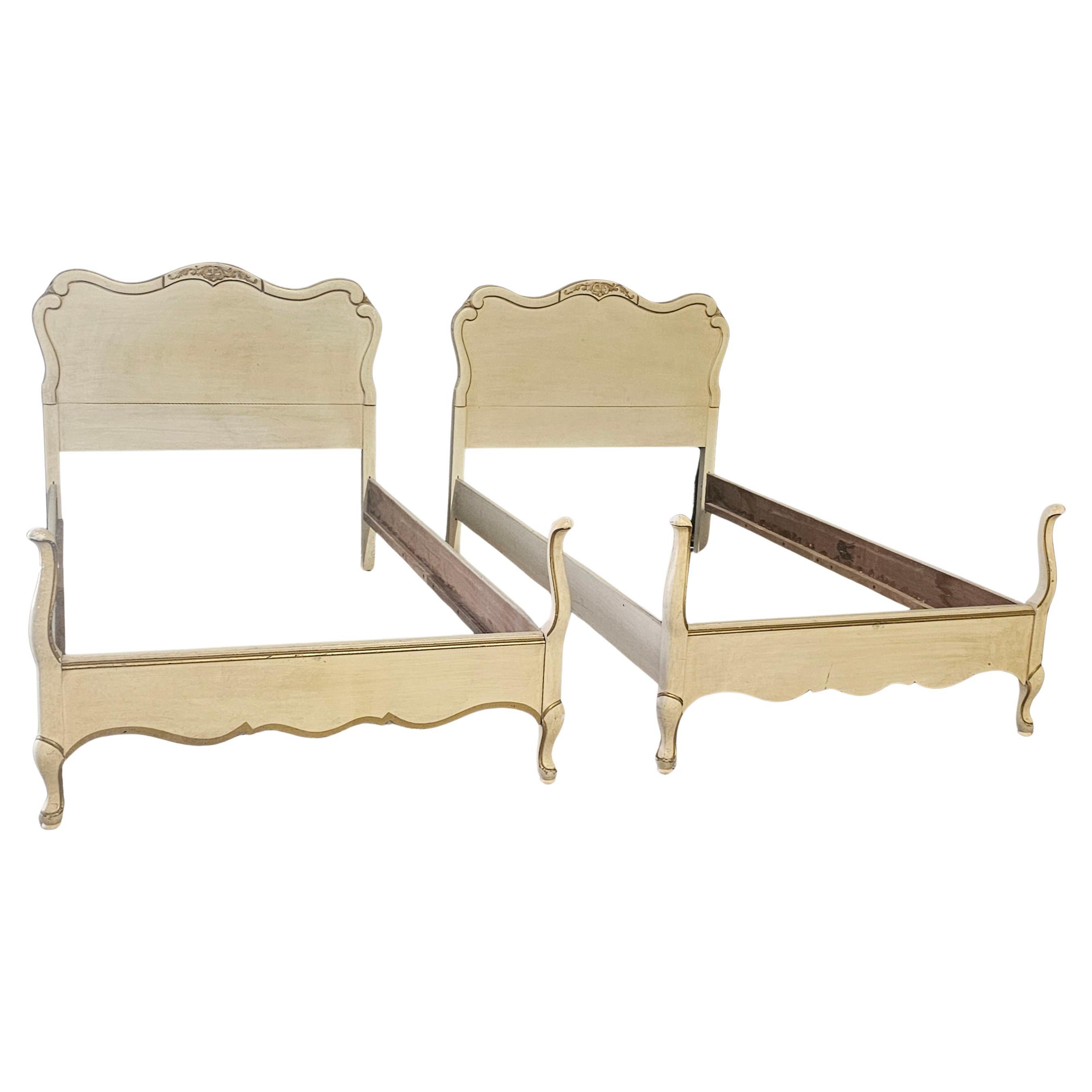 Paar MidCentury French Provincial Teilweise vergoldet und Creme gemalt Twin Bettgestelle im Angebot