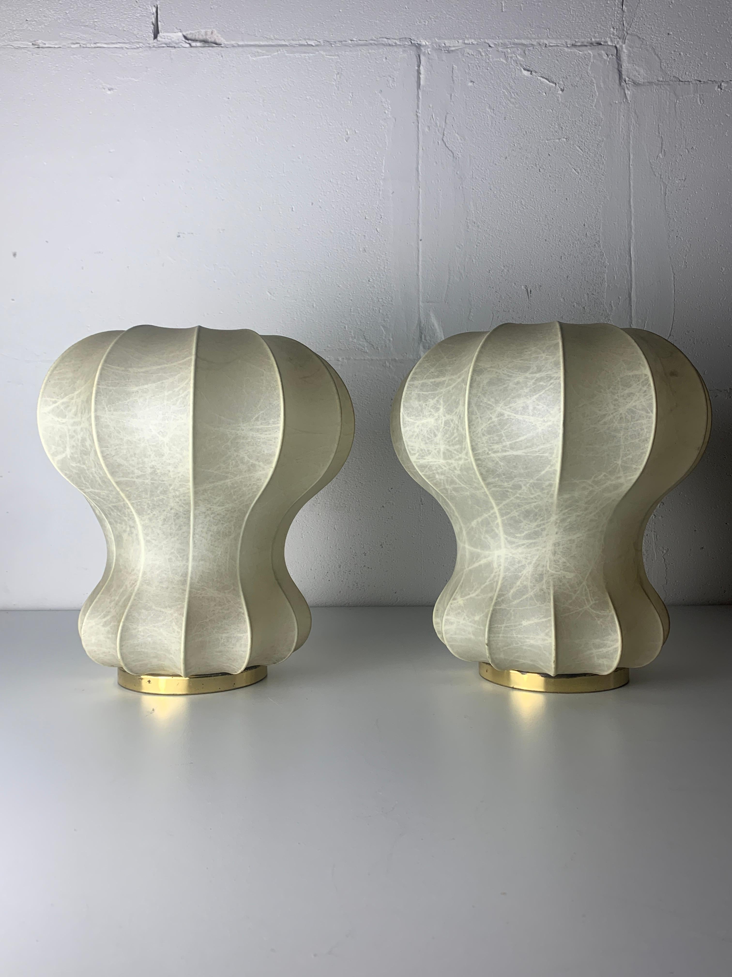 Schönes Set aus zwei Kokon-Tischlampen im Stil von Achille Castiglioni, die dem bekannteren Modell 