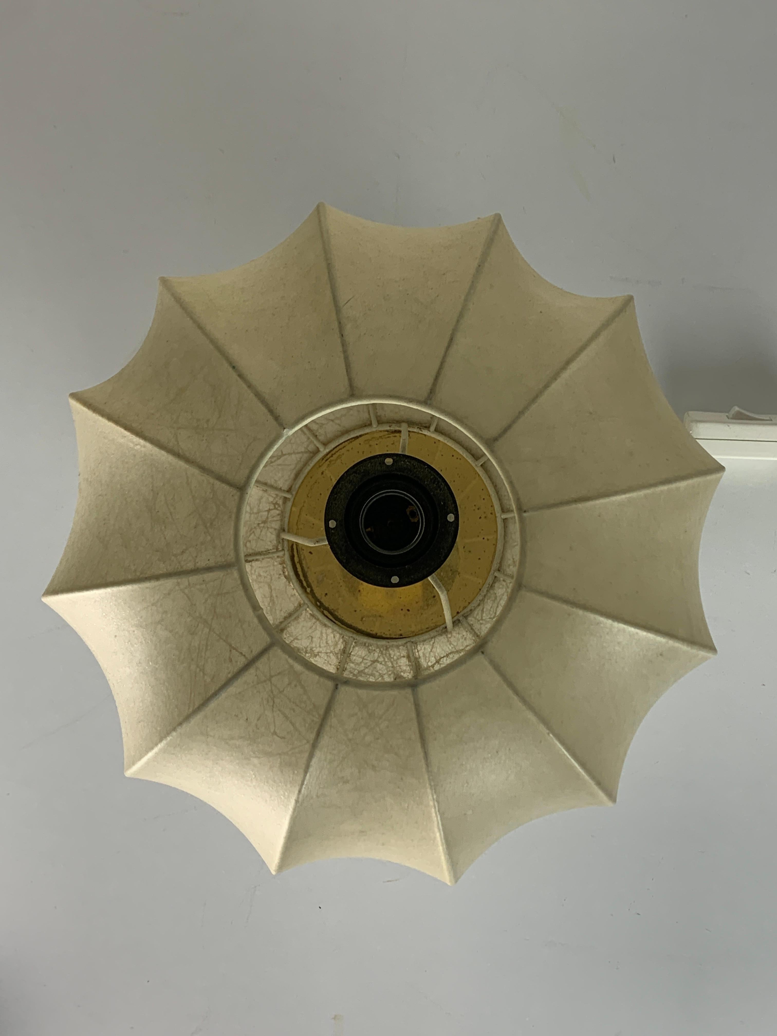 Paar „Gatto“ Kokon-Tischlampen aus der Mitte des Jahrhunderts mit Messing, 1960er Jahre im Zustand „Gut“ in Zaandam, NL