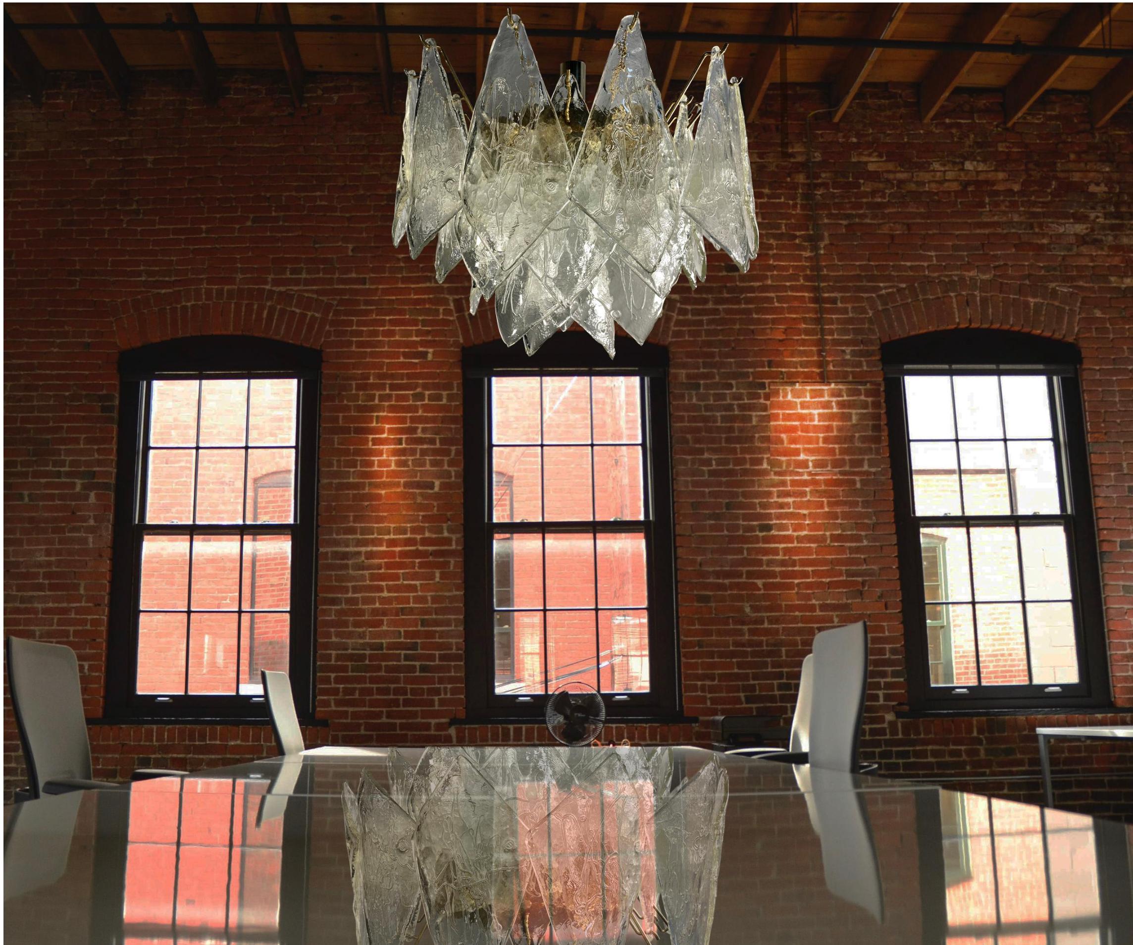 Pair Spectacular chandeliers made of 36 Murano glass in the shape of sails. 
To give personality to any environment that will be pleased to welcome it.
Height without chain 50 cm.