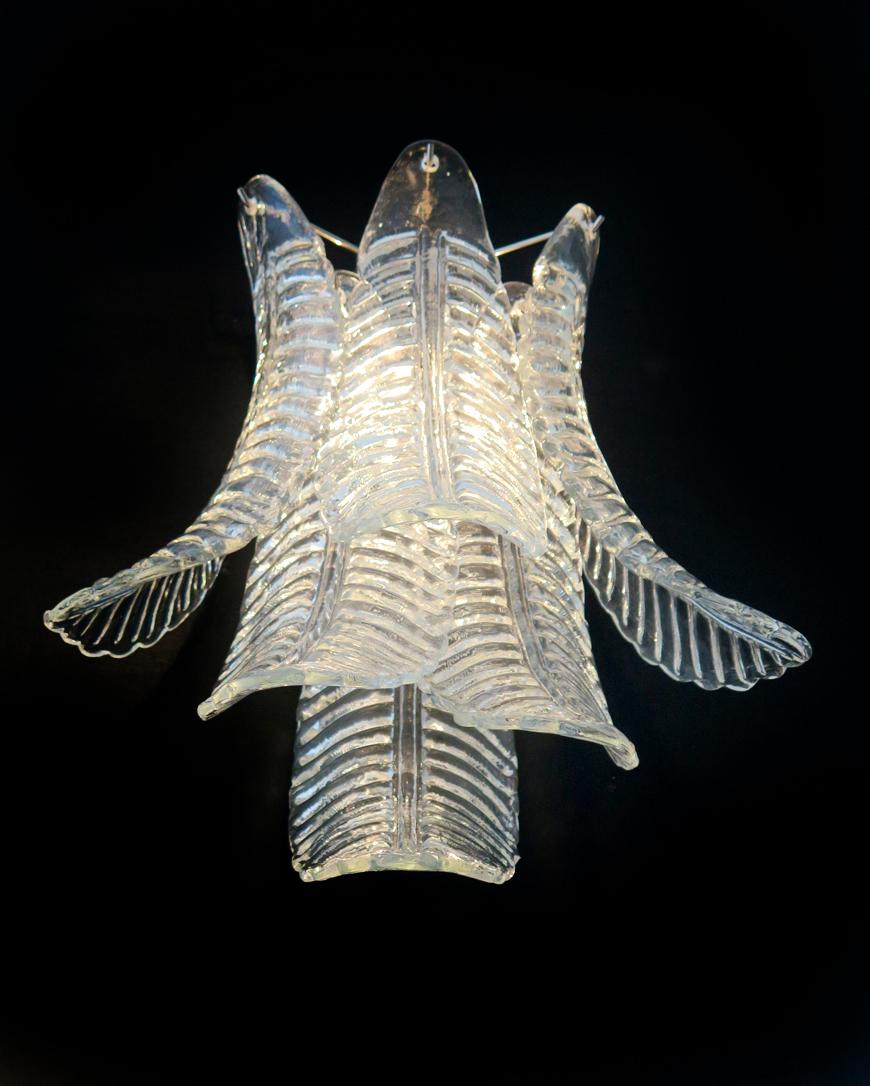 Fantastique paire d'applique murale vintage Murano réalisée par 6 Murano trasparent Six-Tier Felci pour chaque applique dans un cadre en métal chromé.
Période : fin du XXème siècle
Dimensions : 18,50 pouces de hauteur (47 cm) ; 14,60 pouces de