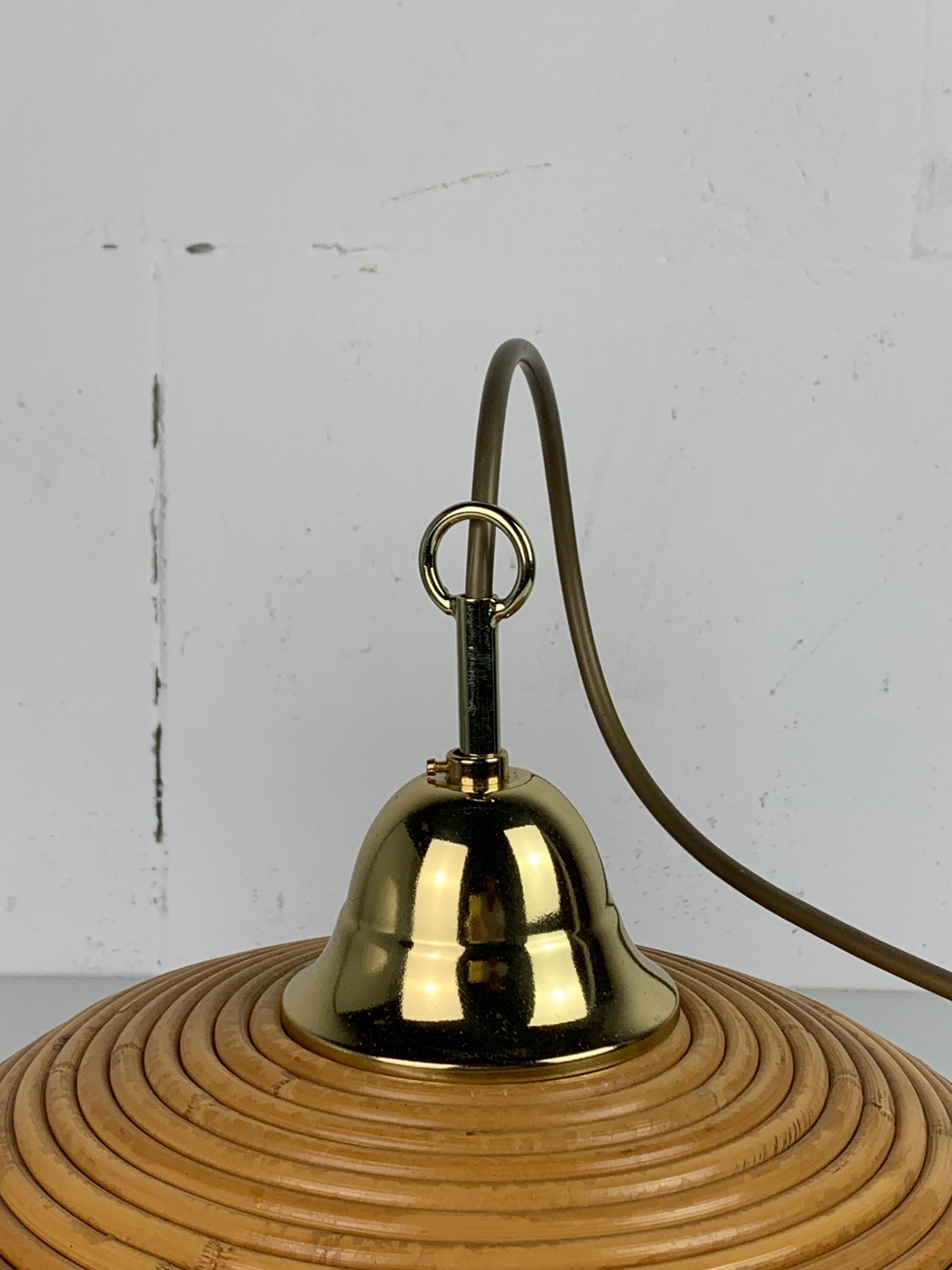 Pair midcentury Italian pencil reed rattan bamboo and brass hanging lamps, 1970s In condizioni buone a Zaandam, NL