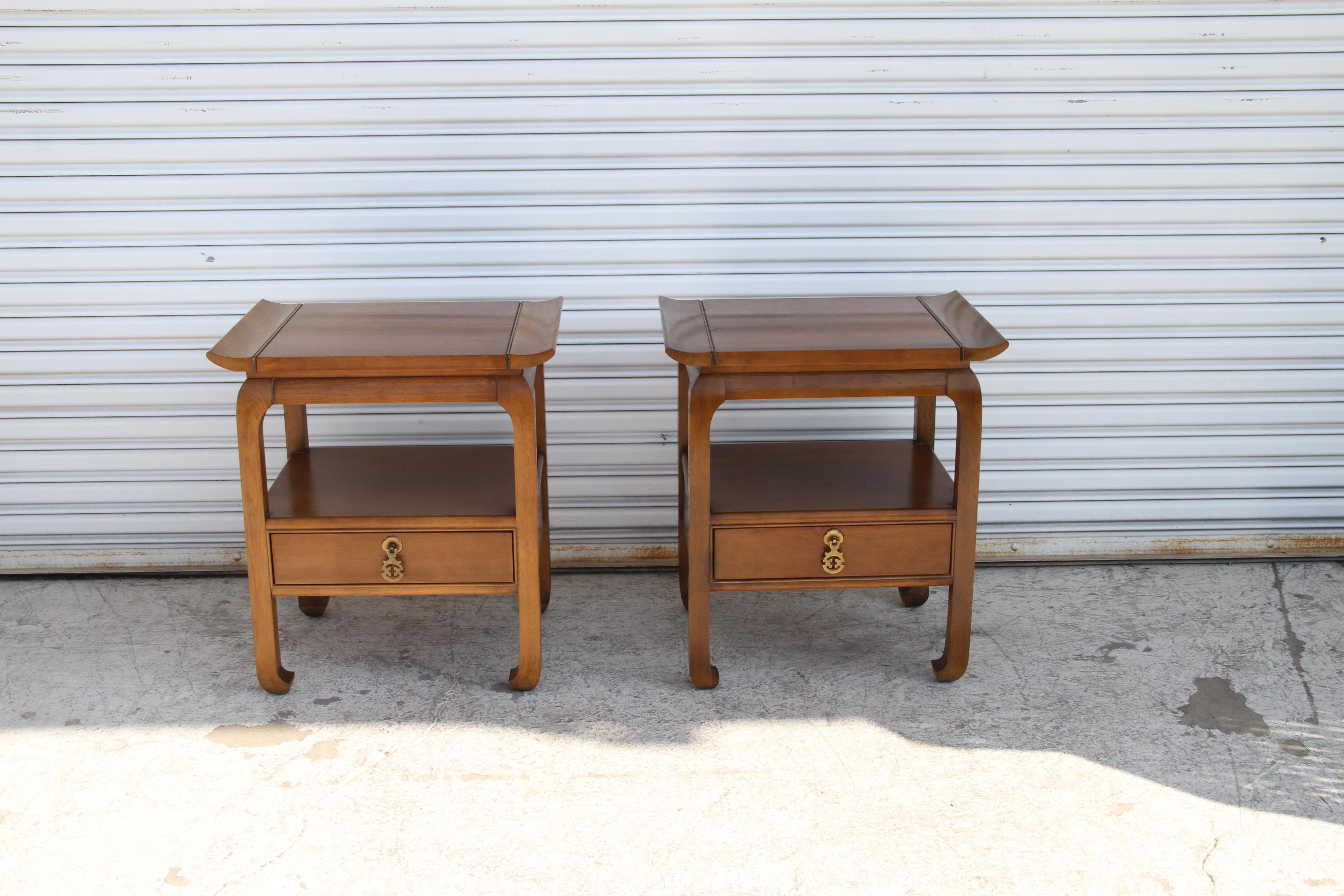 Mid-Century moderno Coppia di tavolini o comodini Kent Coffey del Medioevo in vendita