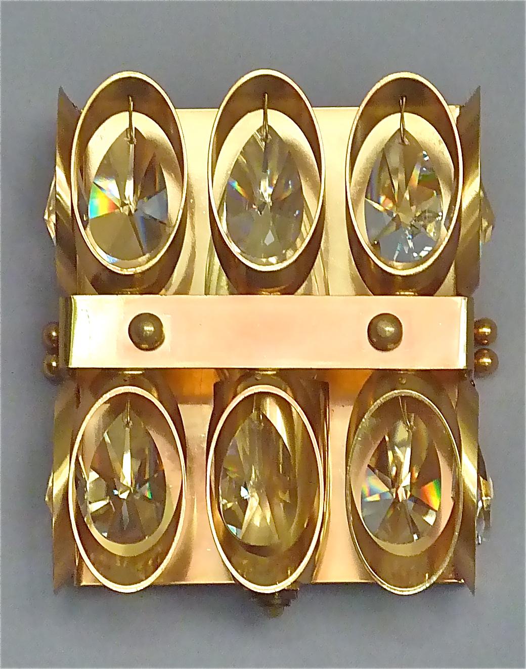 Mitte des Jahrhunderts Lobmeyr oder Palwa Vergoldetes Messing Facettiertes Kristallglas Wandleuchter 1960er Jahre, Paar im Angebot 4