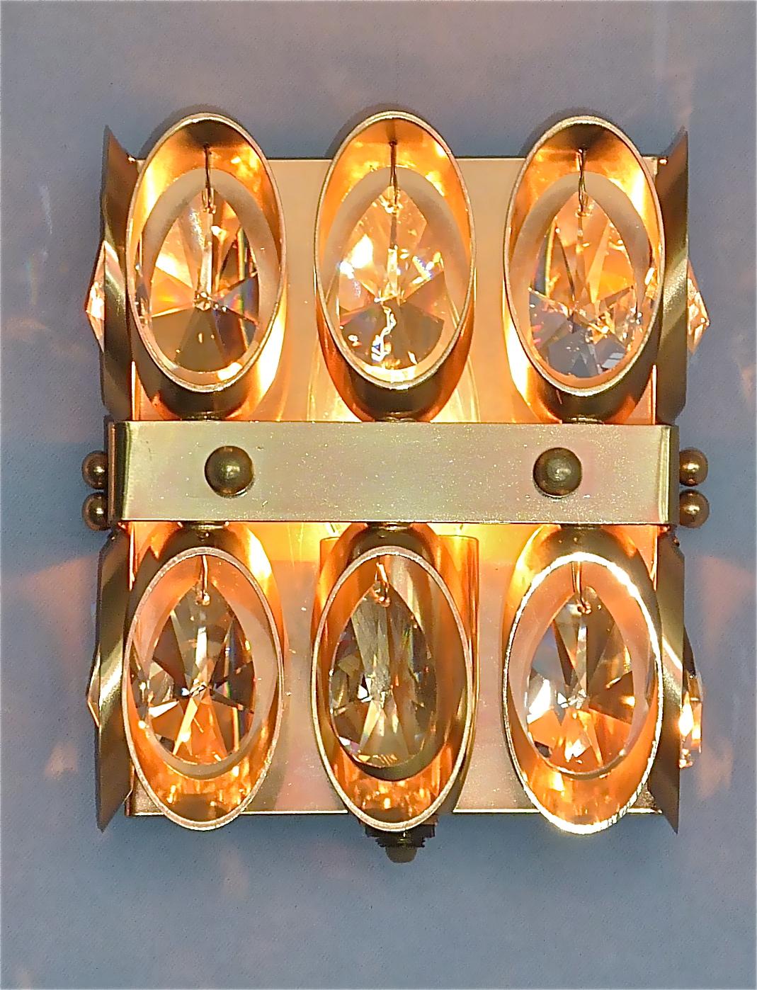 Mitte des Jahrhunderts Lobmeyr oder Palwa Vergoldetes Messing Facettiertes Kristallglas Wandleuchter 1960er Jahre, Paar im Angebot 8