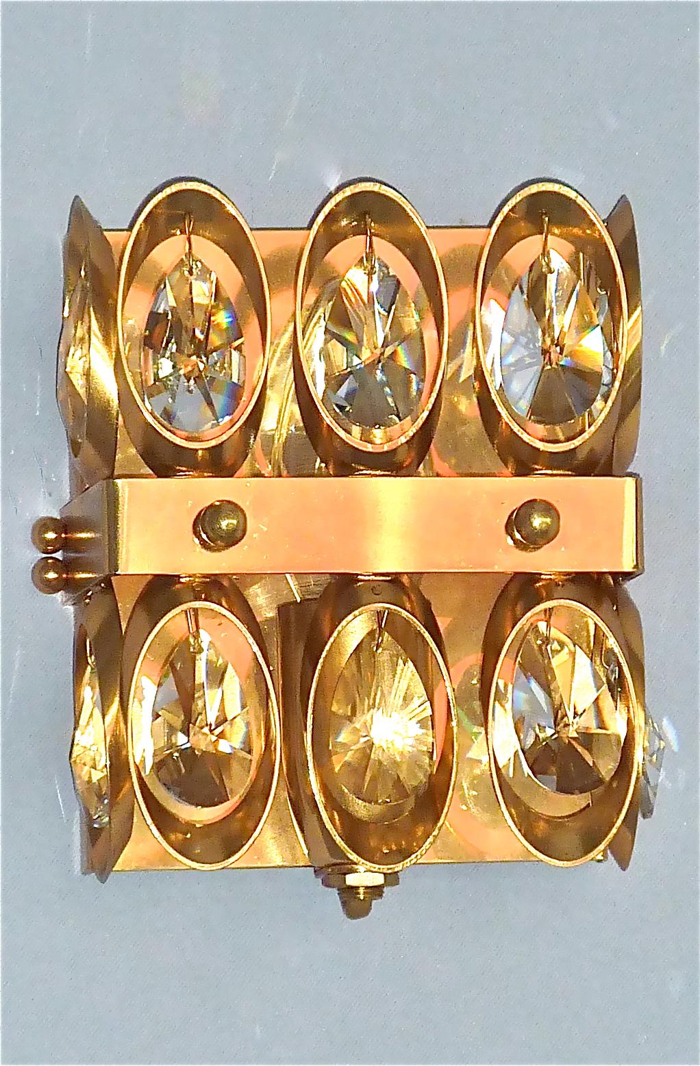Mitte des Jahrhunderts Lobmeyr oder Palwa Vergoldetes Messing Facettiertes Kristallglas Wandleuchter 1960er Jahre, Paar im Angebot 12